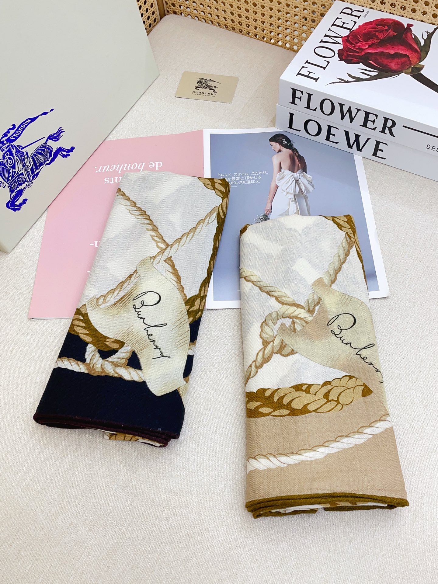 ✨✨【双面同色 丝毛款】新款🧣B家羊绒新款 买了都说好看‼️推荐💕双面同色羊绒方巾‼️B家ZG爆款🎁💟立体呈现图案纹路实