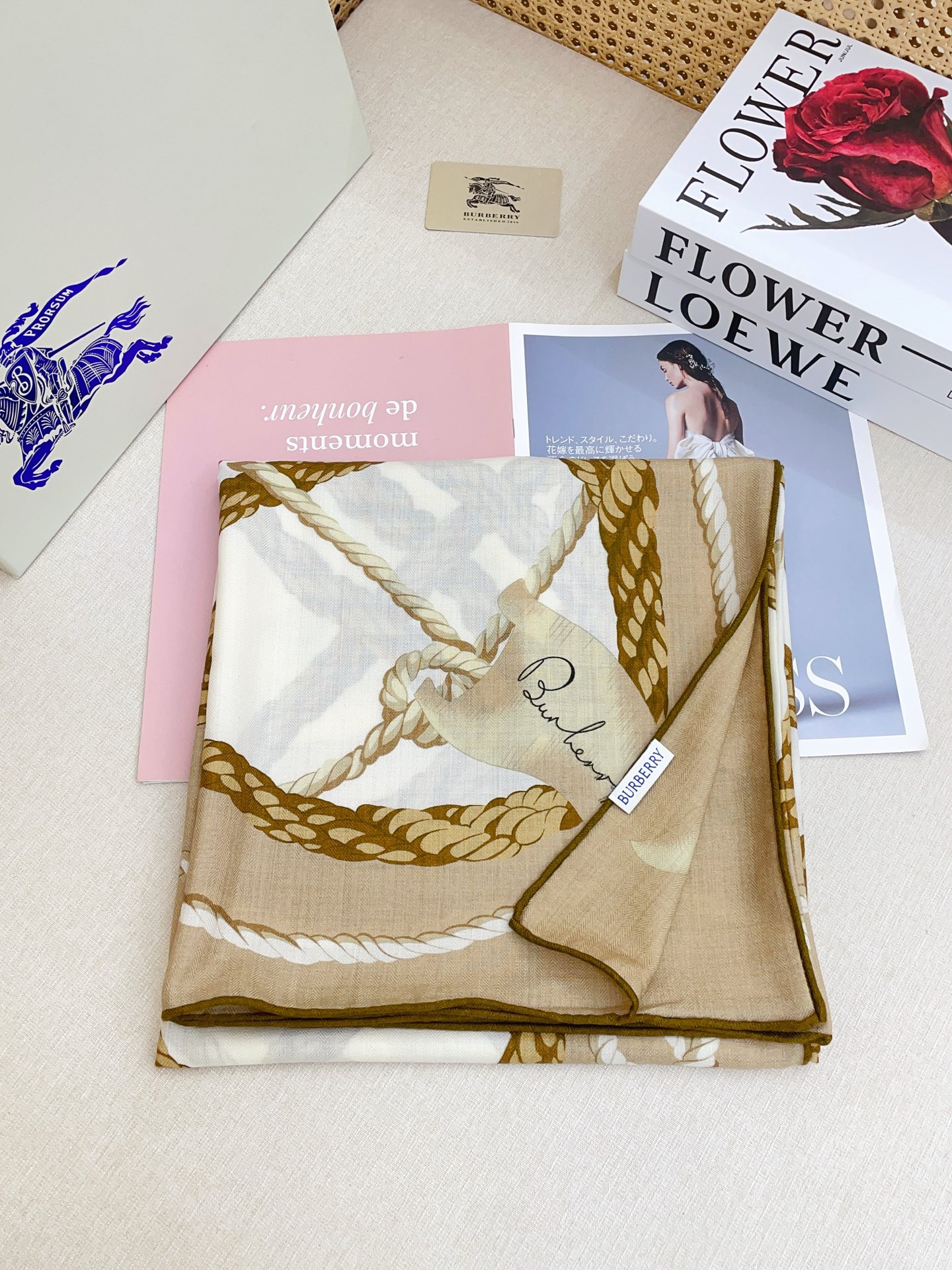 ✨✨【双面同色 丝毛款】新款🧣B家羊绒新款 买了都说好看‼️推荐💕双面同色羊绒方巾‼️B家ZG爆款🎁💟立体呈现图案纹路实