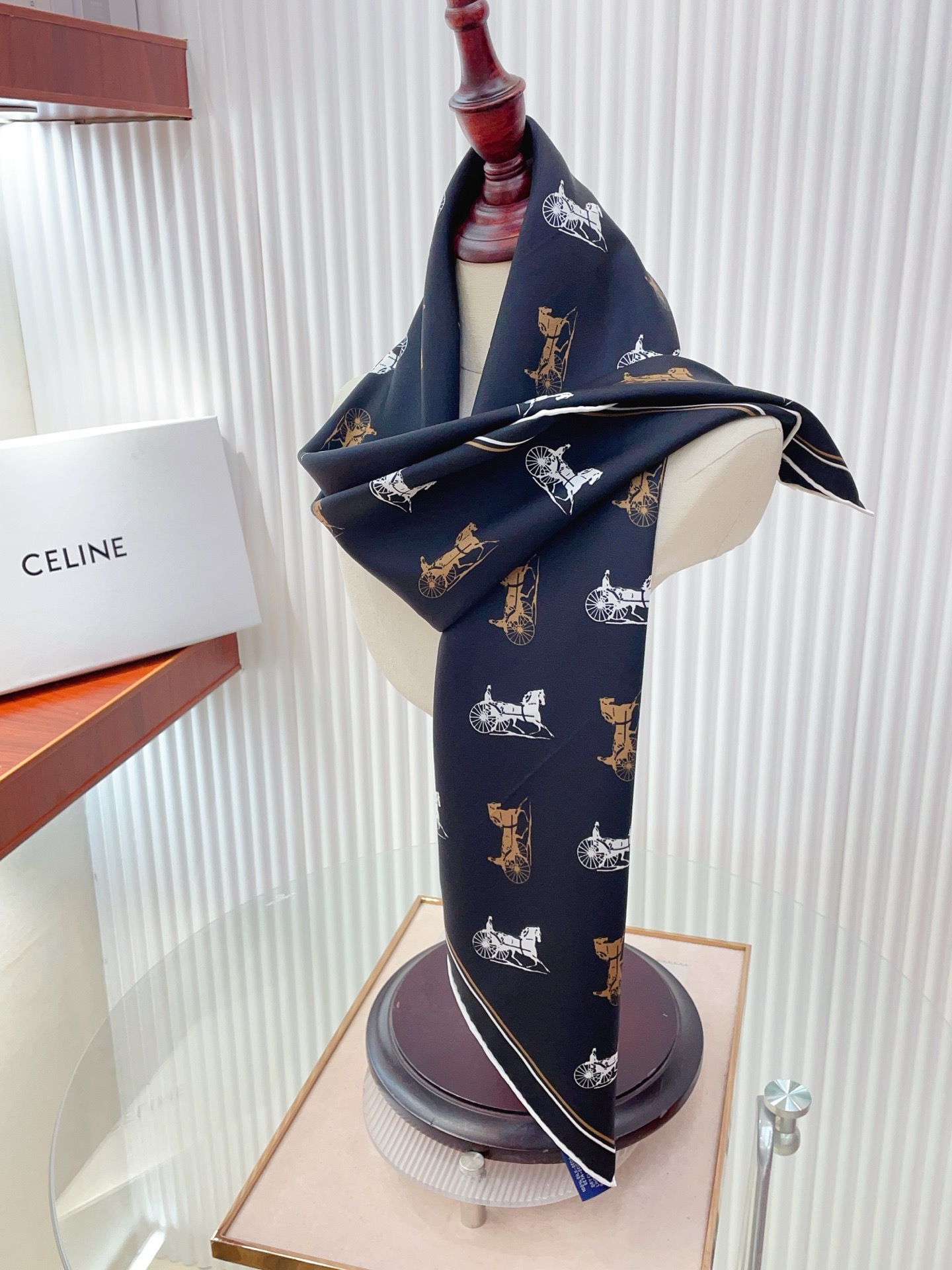 ✨✨【18姆米 双面同色】上身效果疯狂的喜欢❗️专柜也是刚刚上架的，CELINE最最新款~非常有看头，瑟琳的这类元素一直