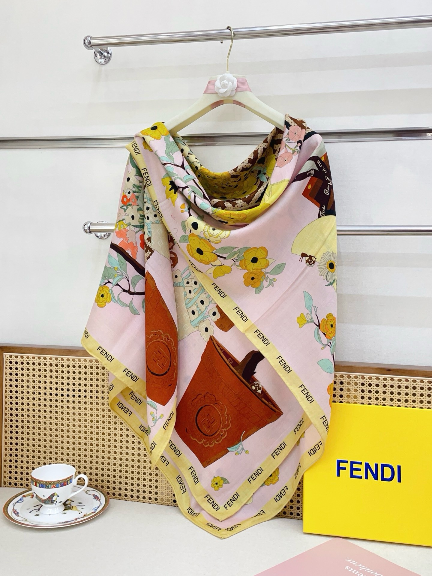 ✨✨【双面同色 丝毛款】Fendi最新的专柜主打款🧣羊绒大方巾💟 度假及日常都非常好搭配的款😍订单私流  】一看到就想去