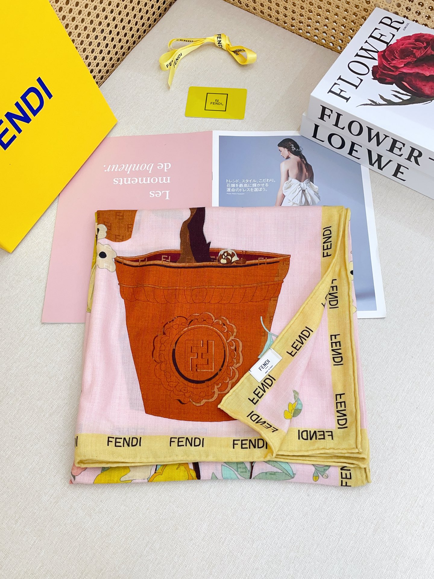 ✨✨【双面同色 丝毛款】Fendi最新的专柜主打款🧣羊绒大方巾💟 度假及日常都非常好搭配的款😍订单私流  】一看到就想去