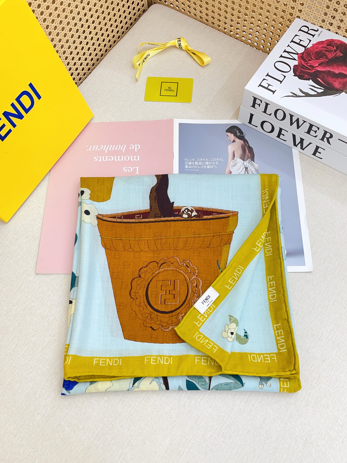 ✨✨【双面同色 丝毛款】Fendi最新的专柜主打款🧣羊绒大方巾💟 度假及日常都非常好搭配的款😍订单私流  】一看到就想去