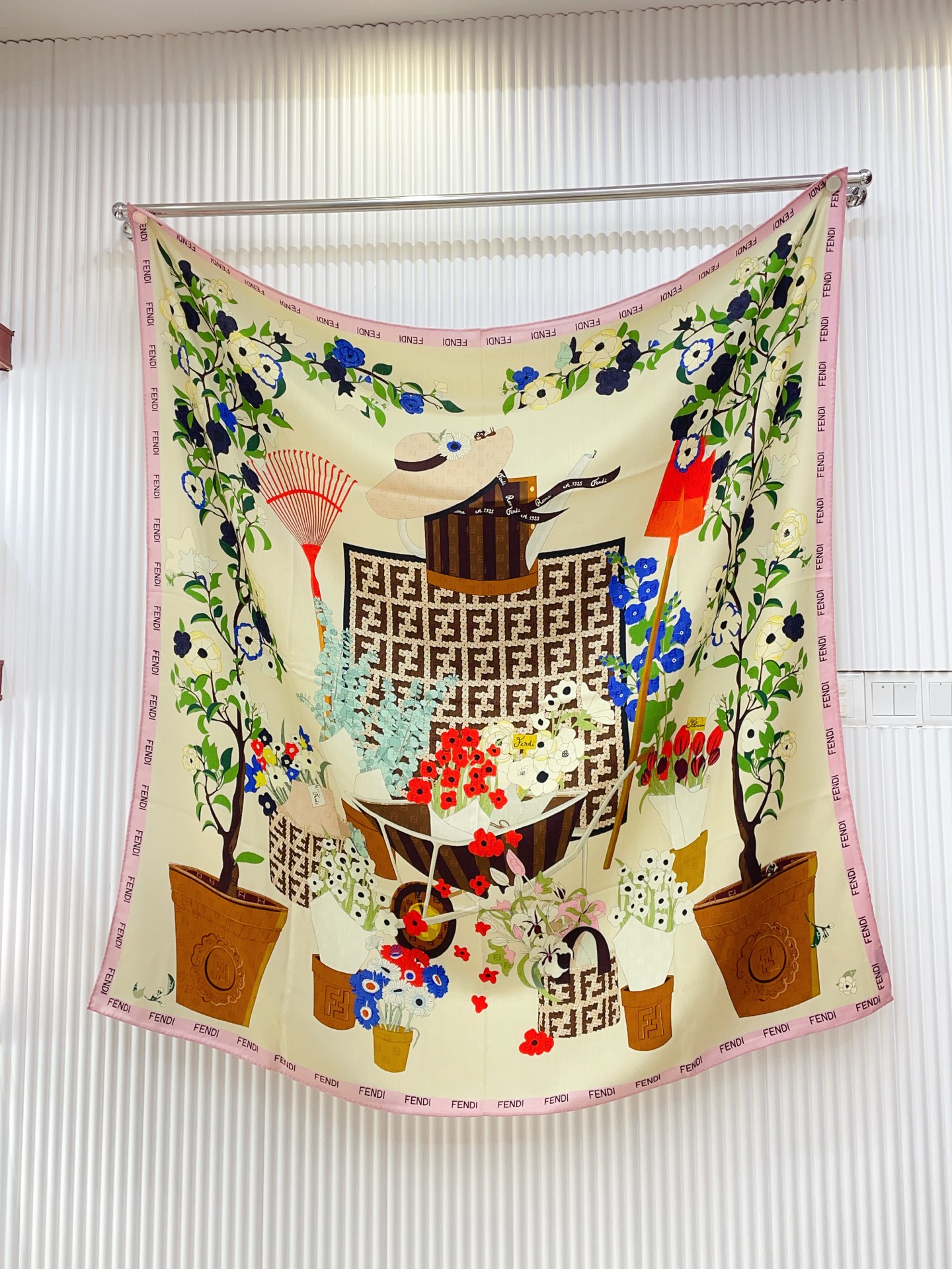 ✨✨【双面同色 丝毛款】Fendi最新的专柜主打款🧣羊绒大方巾💟 度假及日常都非常好搭配的款😍订单私流  】一看到就想去