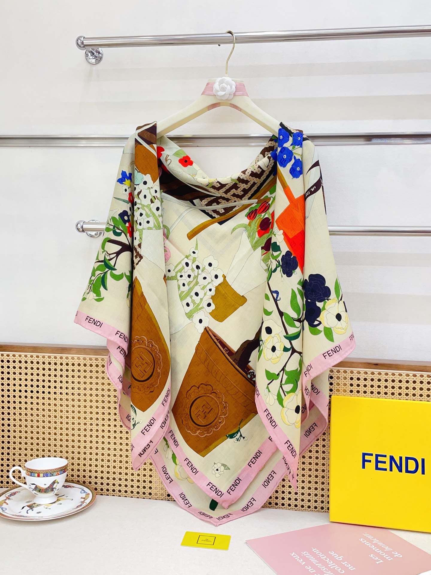 ✨✨【双面同色 丝毛款】Fendi最新的专柜主打款🧣羊绒大方巾💟 度假及日常都非常好搭配的款😍订单私流  】一看到就想去