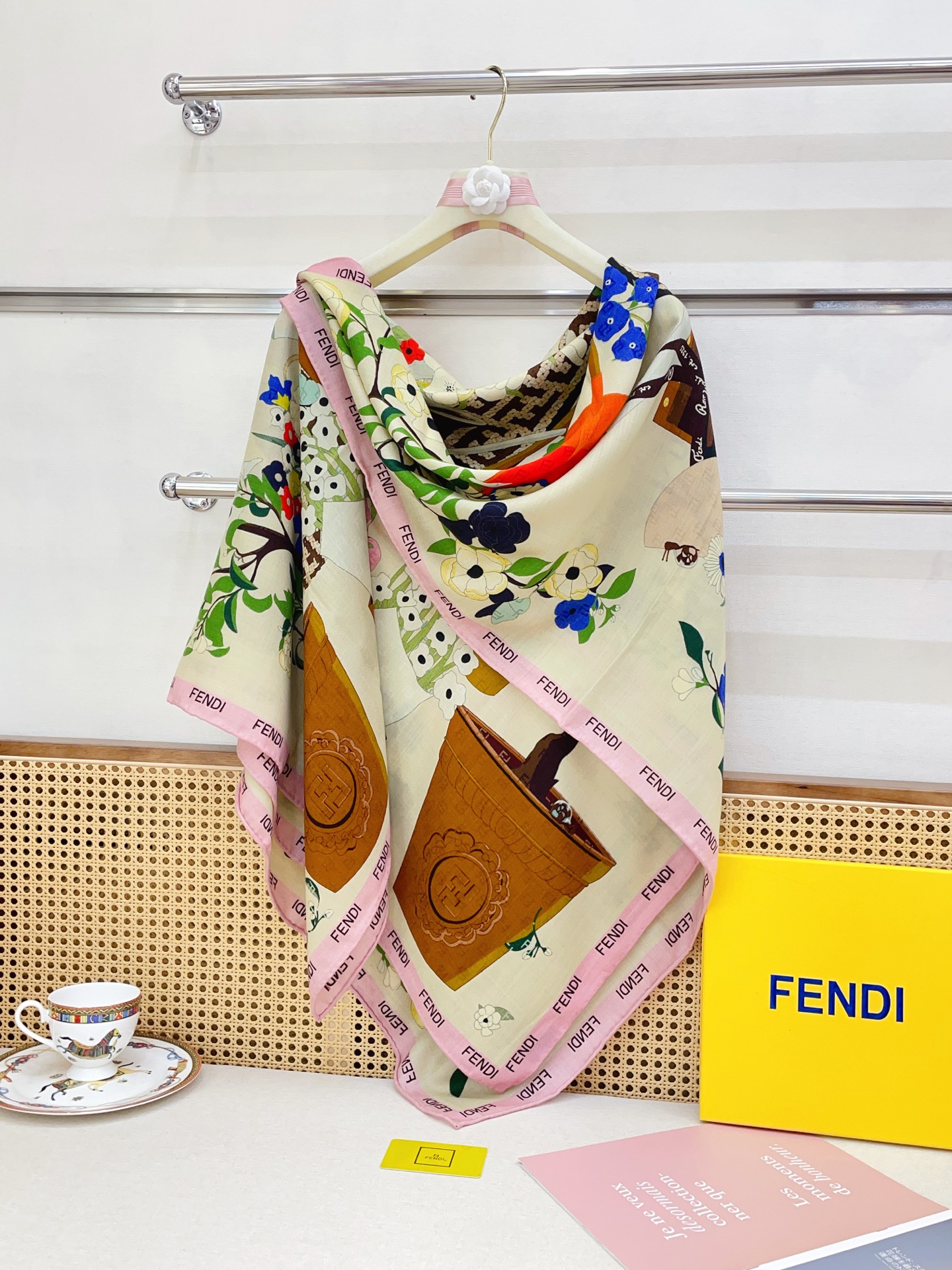 ✨✨【双面同色 丝毛款】Fendi最新的专柜主打款🧣羊绒大方巾💟 度假及日常都非常好搭配的款😍订单私流  】一看到就想去