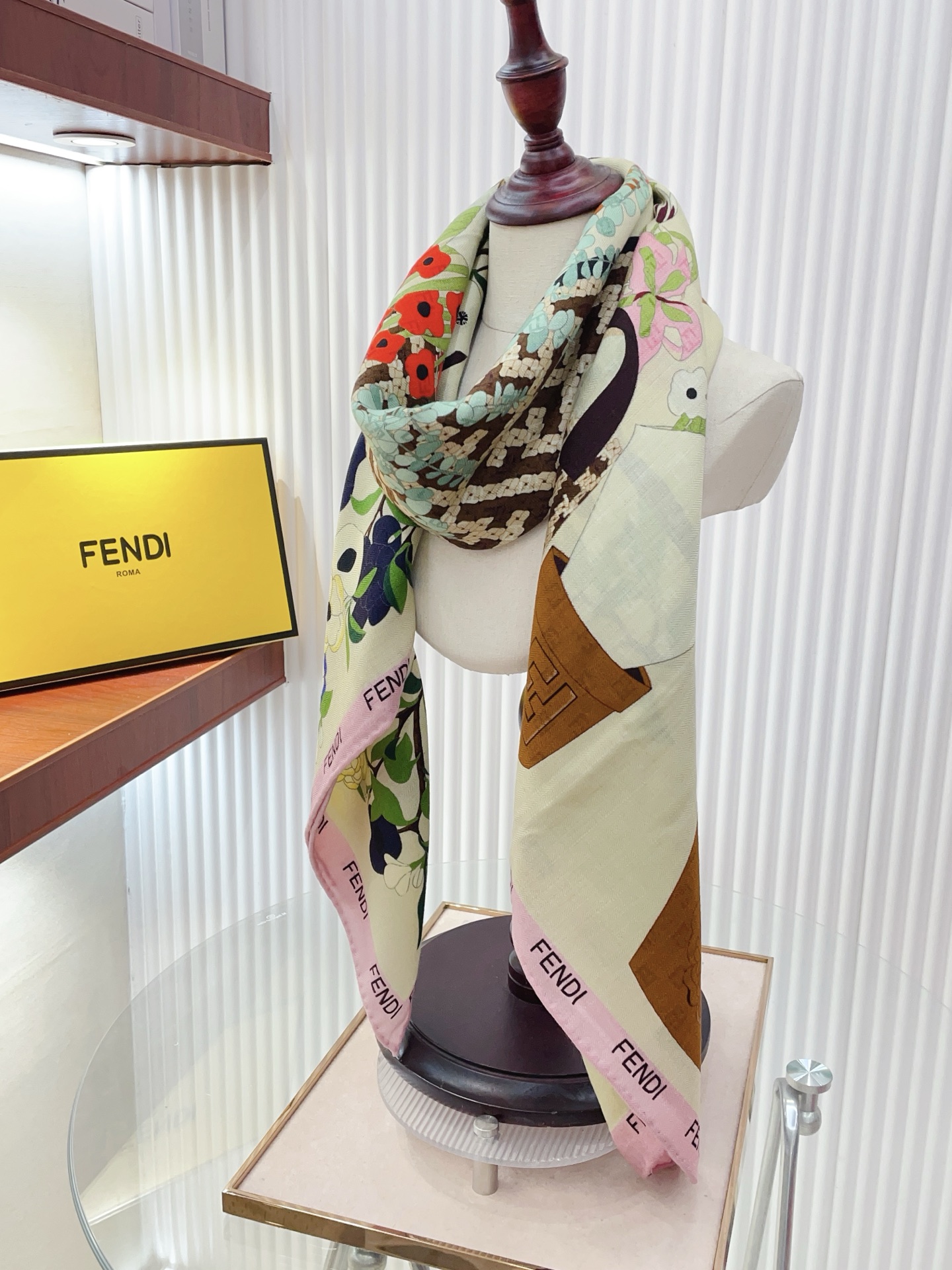 ✨✨【双面同色 丝毛款】Fendi最新的专柜主打款🧣羊绒大方巾💟 度假及日常都非常好搭配的款😍订单私流  】一看到就想去