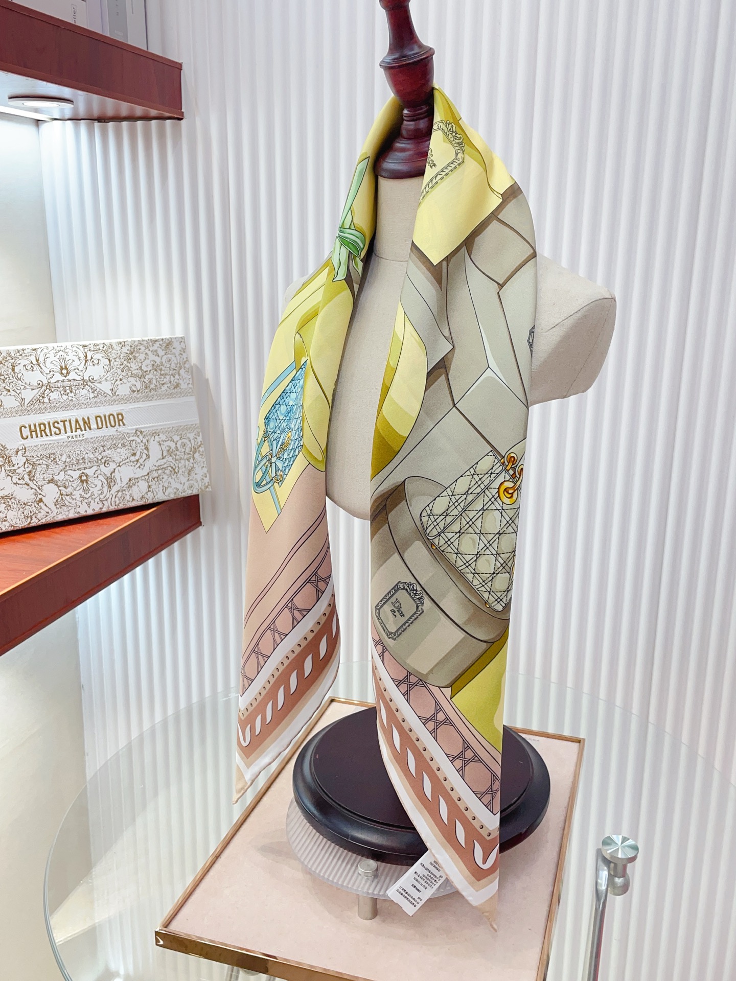 🆕 ✨✨【18姆米 双面同色】高级感爆棚❗️CD高级时髦风‼️配色非常考究,图案匠心,上身简直美得太惊艳了❤️融入日常的 🆕 ✨✨【18姆米 双面同色】高级感爆棚❗️CD高级时髦风‼️配色非常考究,图案匠心,上身简直美得太惊艳了❤️融入日常的