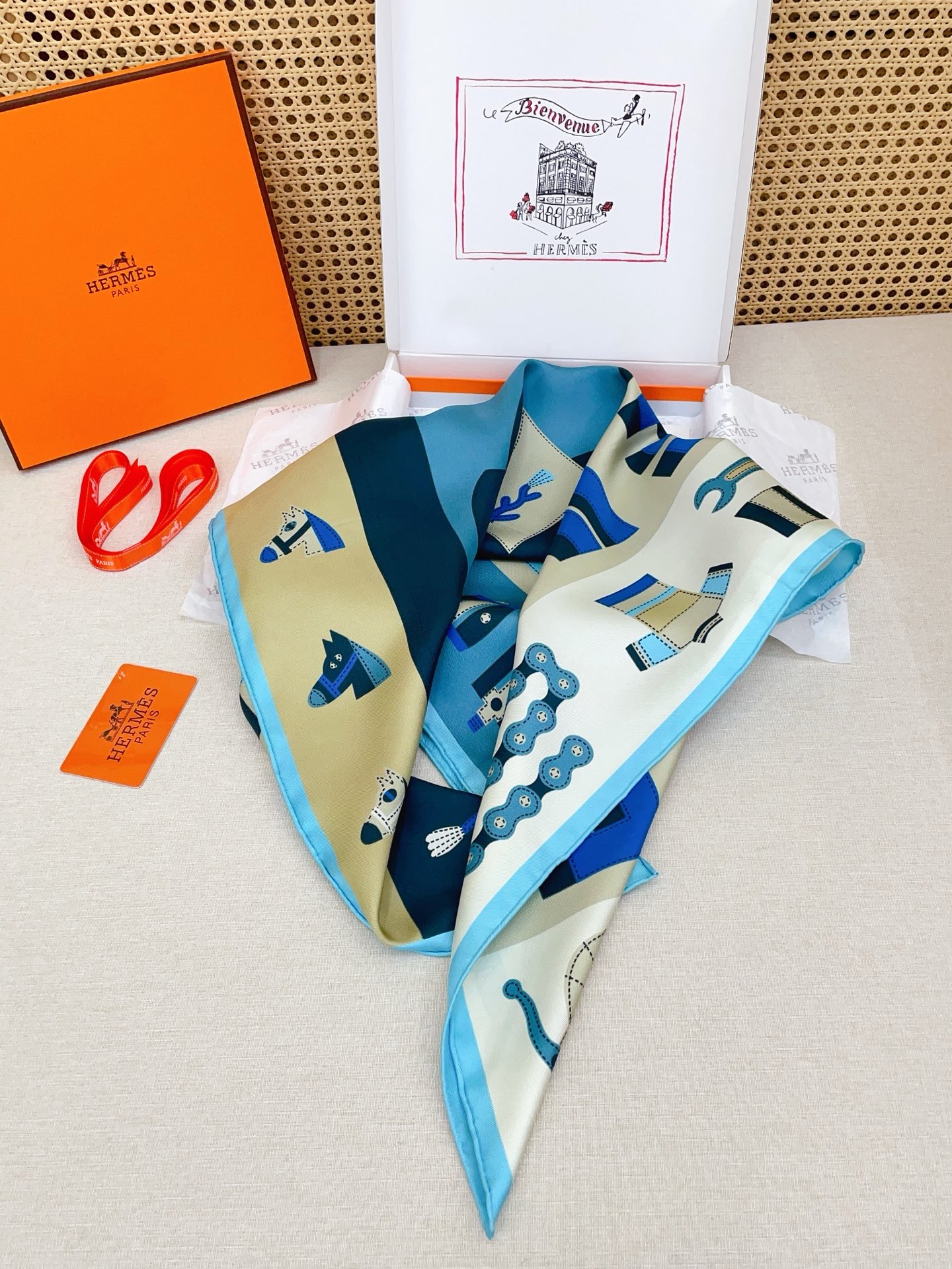 🆕 ✨✨【18姆米 双面同色】H**S真丝新款🆕👏👏买了都说好看‼️推荐💕【循迹逐影 90】真丝方巾，顶级工艺超值‼️专
