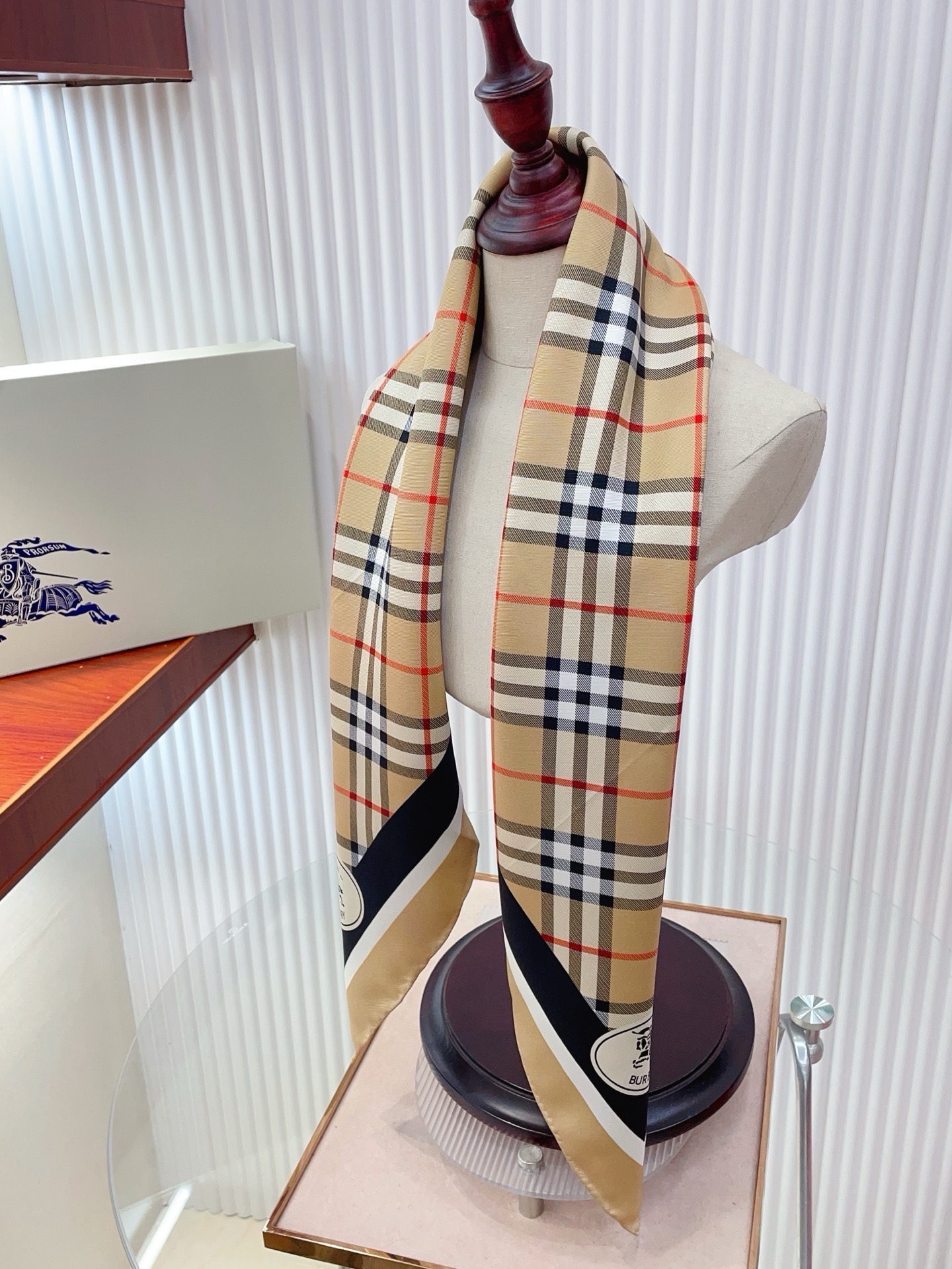 ✨✨【18姆米 双面同色】B家丝巾🧣高级感爆棚❗️高级时髦风‼️配色非常考究，图案匠心，上身简直美得太惊艳了❤️融入日常