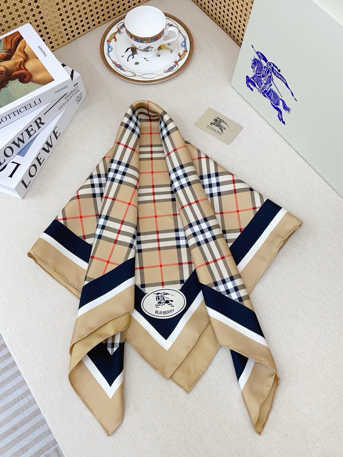 ✨✨【18姆米 双面同色】B家丝巾🧣高级感爆棚❗️高级时髦风‼️配色非常考究，图案匠心，上身简直美得太惊艳了❤️融入日常