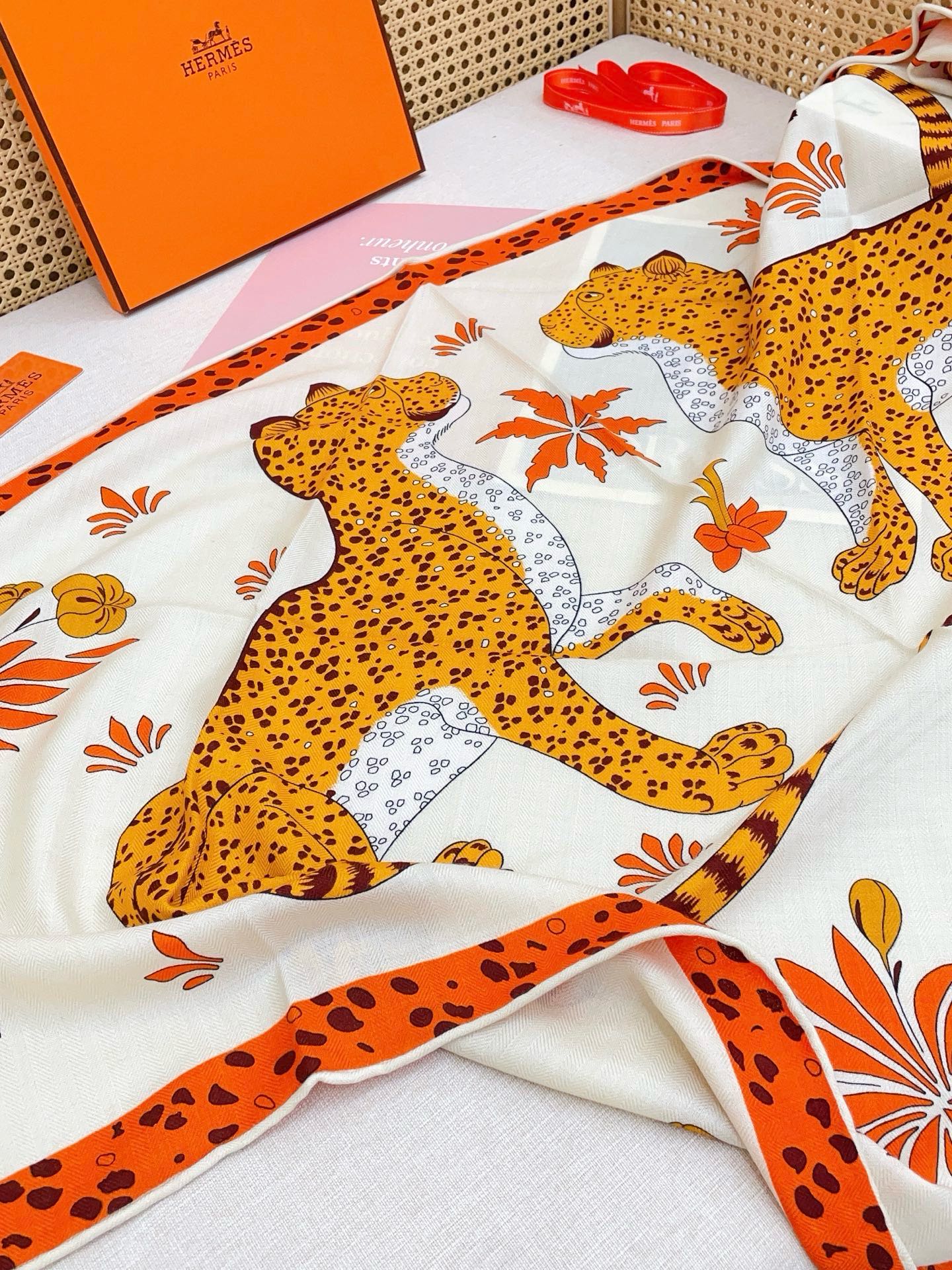 🆕 ✨✨【加厚丝毛款 双面同色】上新💏顶级H家专柜最新款【花豹成双🐆 大三角巾】多功能三角巾 🎀🎀，色彩明丽，格调高雅而