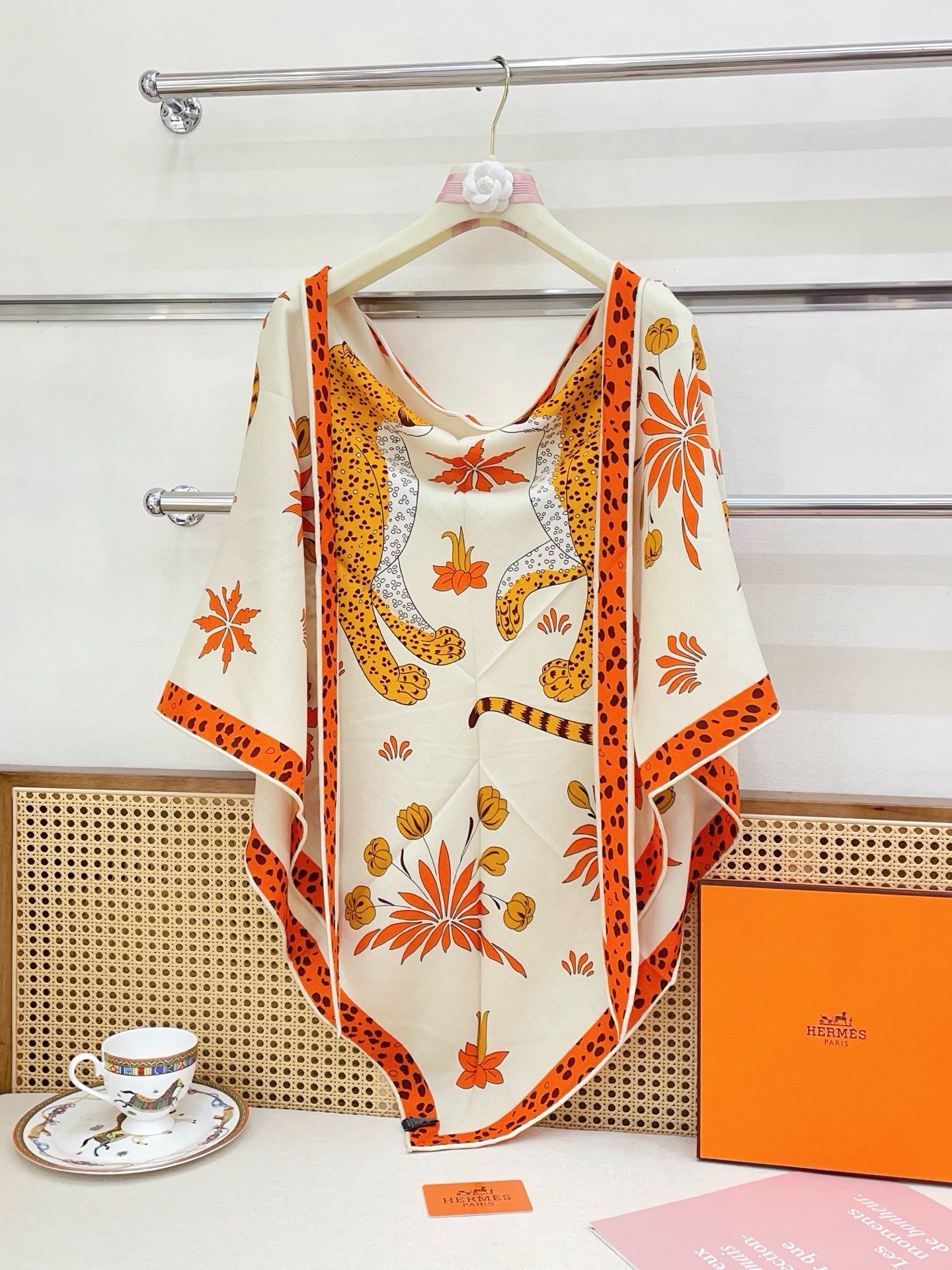 🆕 ✨✨【加厚丝毛款 双面同色】上新💏顶级H家专柜最新款【花豹成双🐆 大三角巾】多功能三角巾 🎀🎀，色彩明丽，格调高雅而
