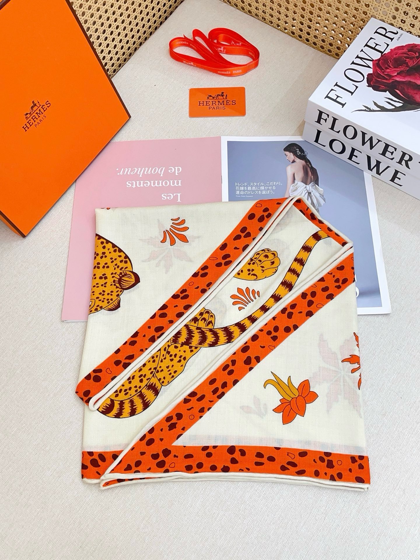 🆕 ✨✨【加厚丝毛款 双面同色】上新💏顶级H家专柜最新款【花豹成双🐆 大三角巾】多功能三角巾 🎀🎀，色彩明丽，格调高雅而