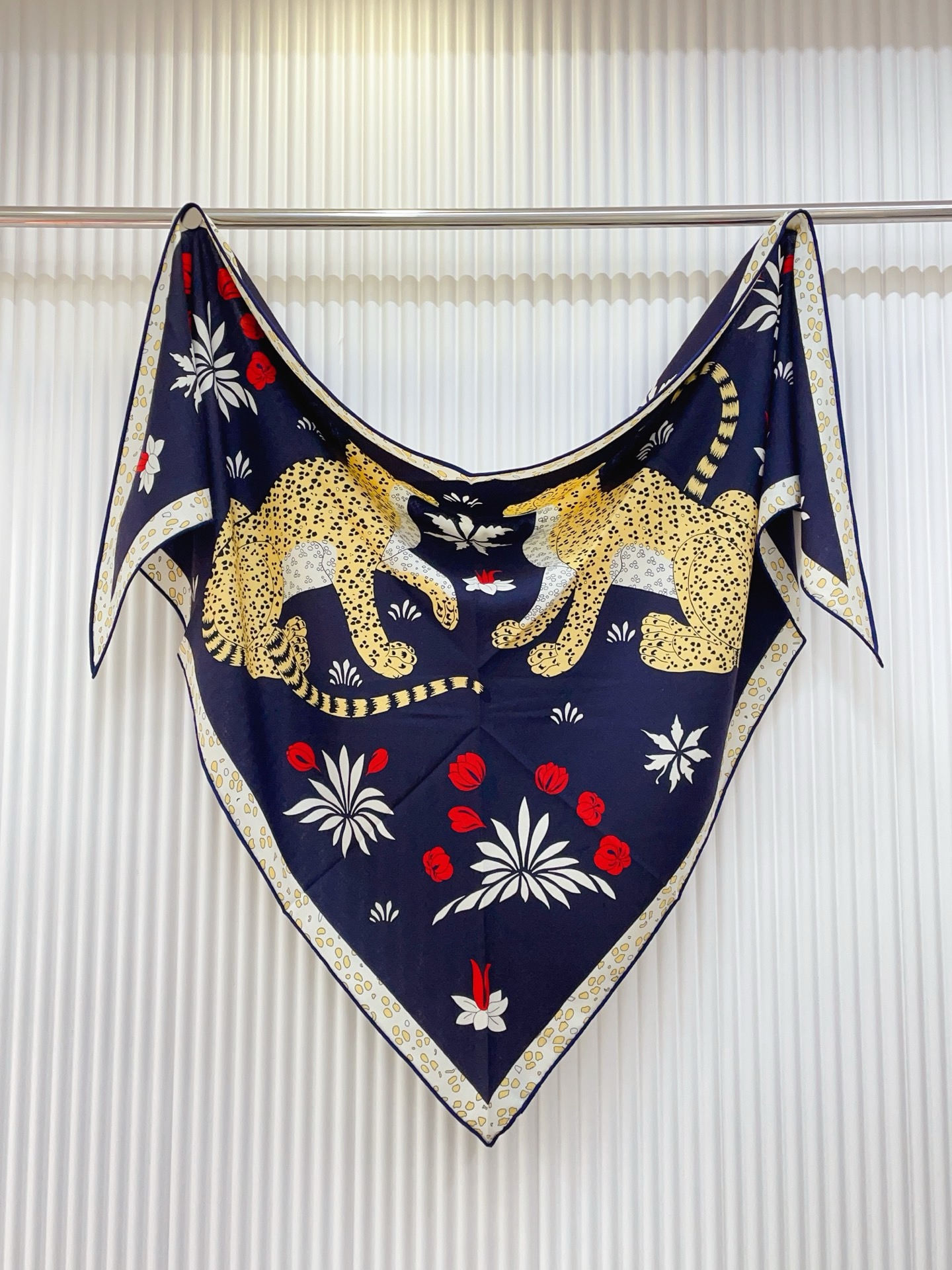 🆕 ✨✨【加厚丝毛款 双面同色】上新💏顶级H家专柜最新款【花豹成双🐆 大三角巾】多功能三角巾 🎀🎀，色彩明丽，格调高雅而
