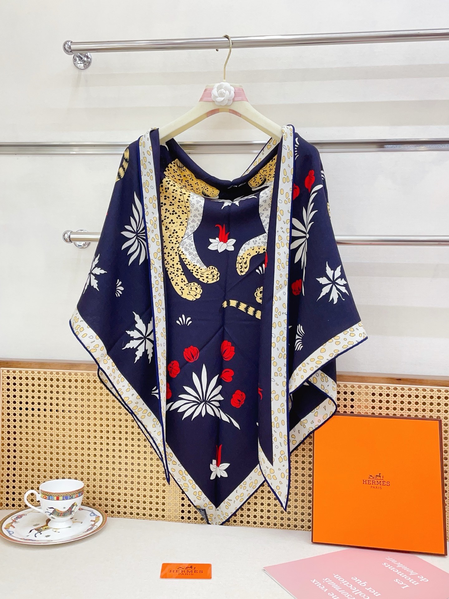 🆕 ✨✨【加厚丝毛款 双面同色】上新💏顶级H家专柜最新款【花豹成双🐆 大三角巾】多功能三角巾 🎀🎀，色彩明丽，格调高雅而