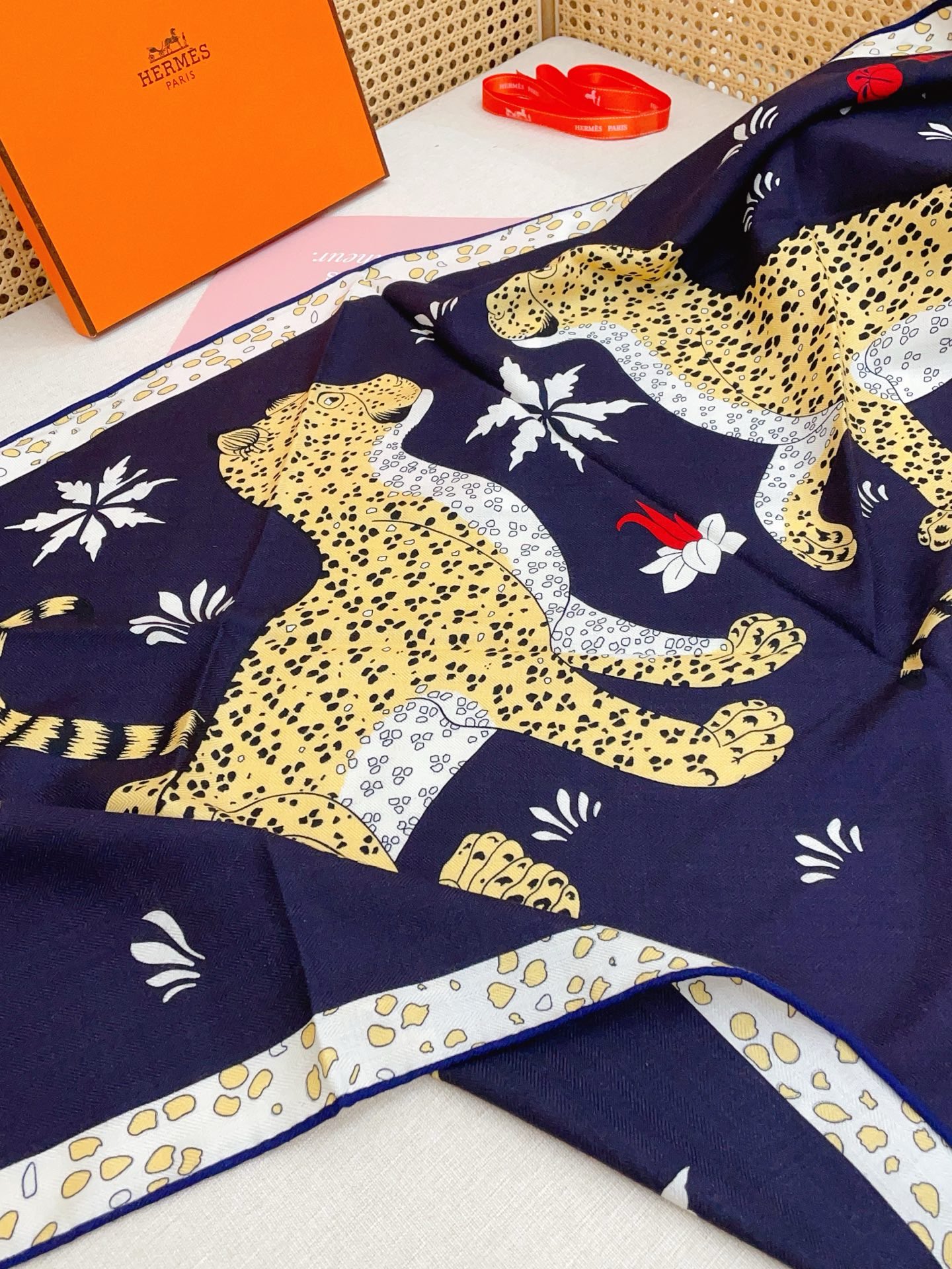 🆕 ✨✨【加厚丝毛款 双面同色】上新💏顶级H家专柜最新款【花豹成双🐆 大三角巾】多功能三角巾 🎀🎀，色彩明丽，格调高雅而