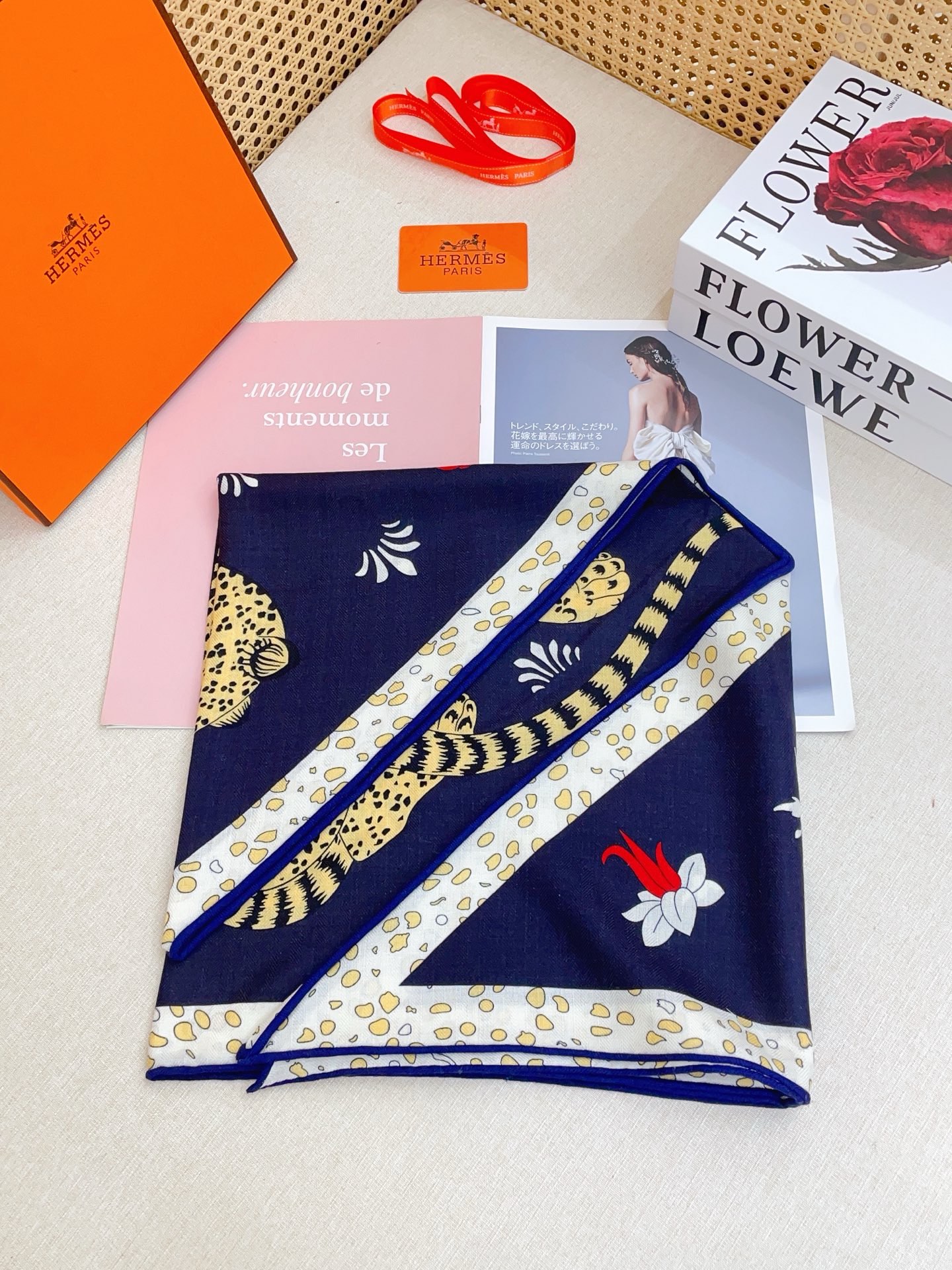 🆕 ✨✨【加厚丝毛款 双面同色】上新💏顶级H家专柜最新款【花豹成双🐆 大三角巾】多功能三角巾 🎀🎀，色彩明丽，格调高雅而