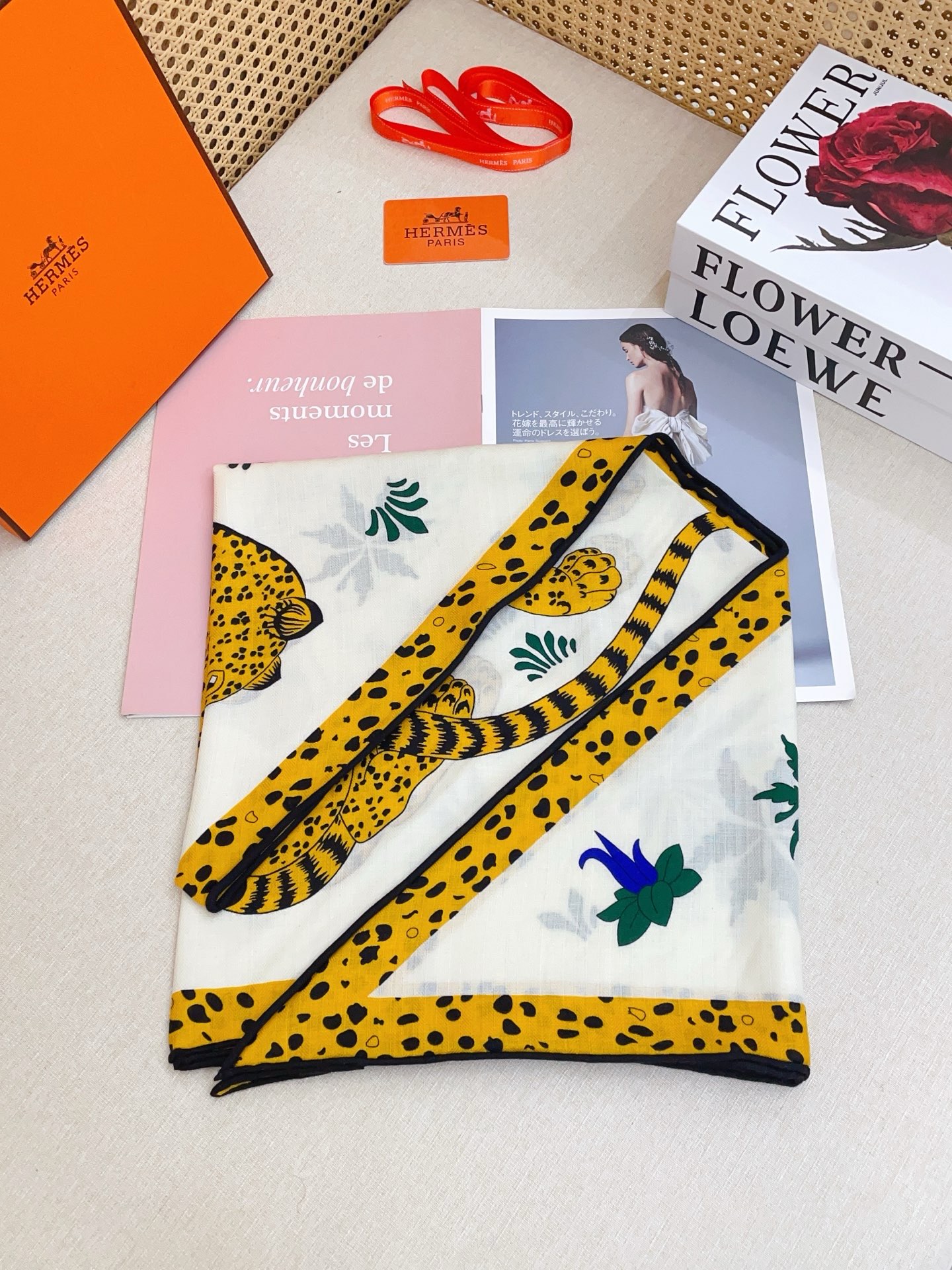 🆕 ✨✨【加厚丝毛款 双面同色】上新💏顶级H家专柜最新款【花豹成双🐆 大三角巾】多功能三角巾 🎀🎀，色彩明丽，格调高雅而