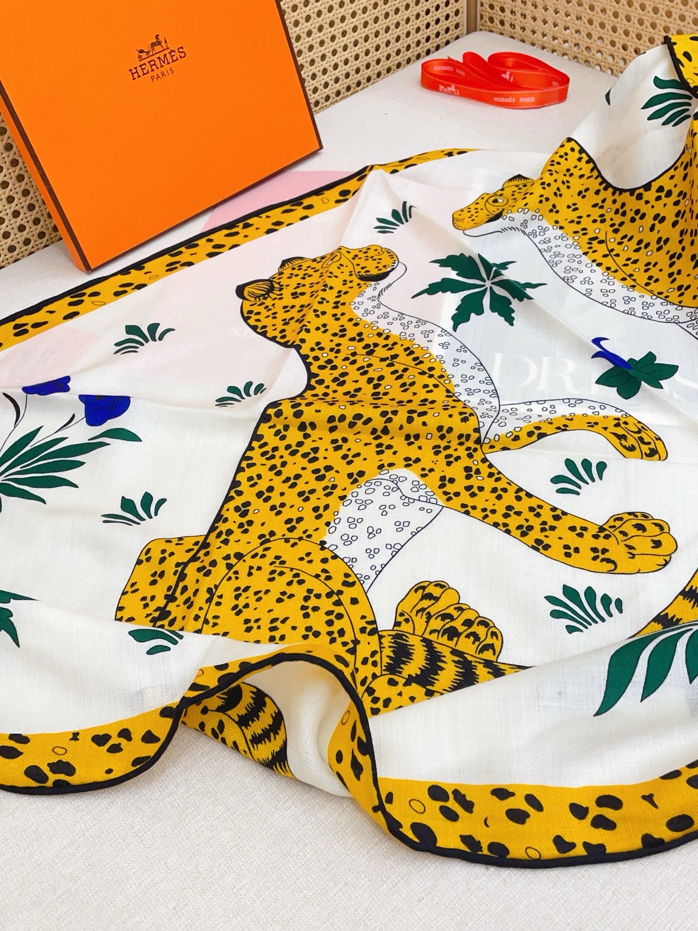 🆕 ✨✨【加厚丝毛款 双面同色】上新💏顶级H家专柜最新款【花豹成双🐆 大三角巾】多功能三角巾 🎀🎀，色彩明丽，格调高雅而