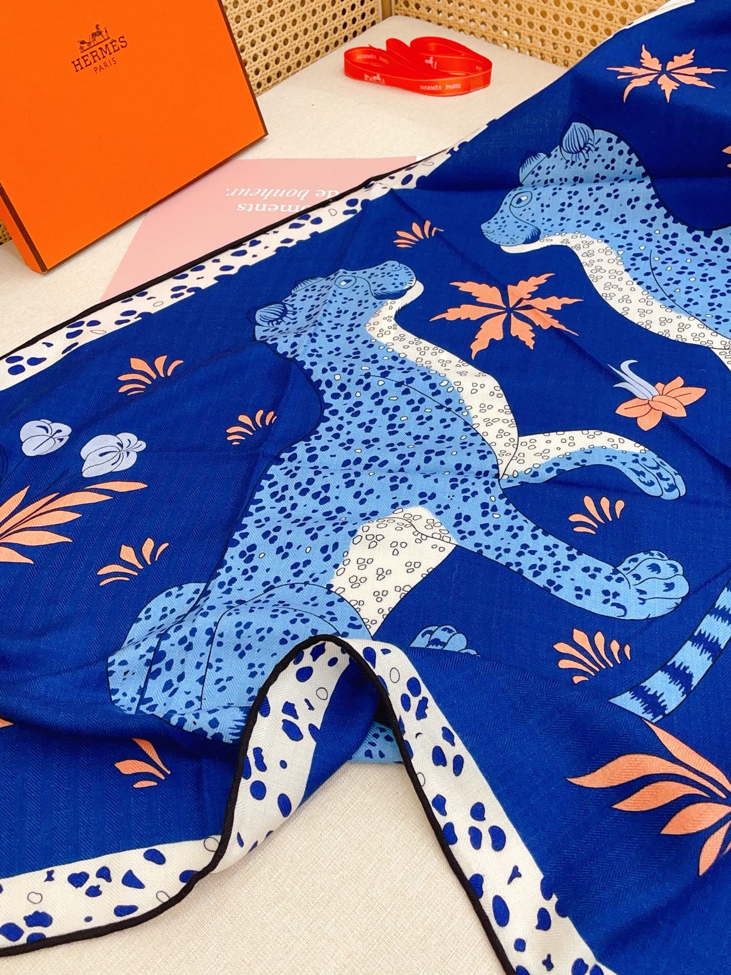 🆕 ✨✨【加厚丝毛款 双面同色】上新💏顶级H家专柜最新款【豹子🐆 大三角巾】多功能三角巾 🎀🎀，色彩明丽，格调高雅而随性