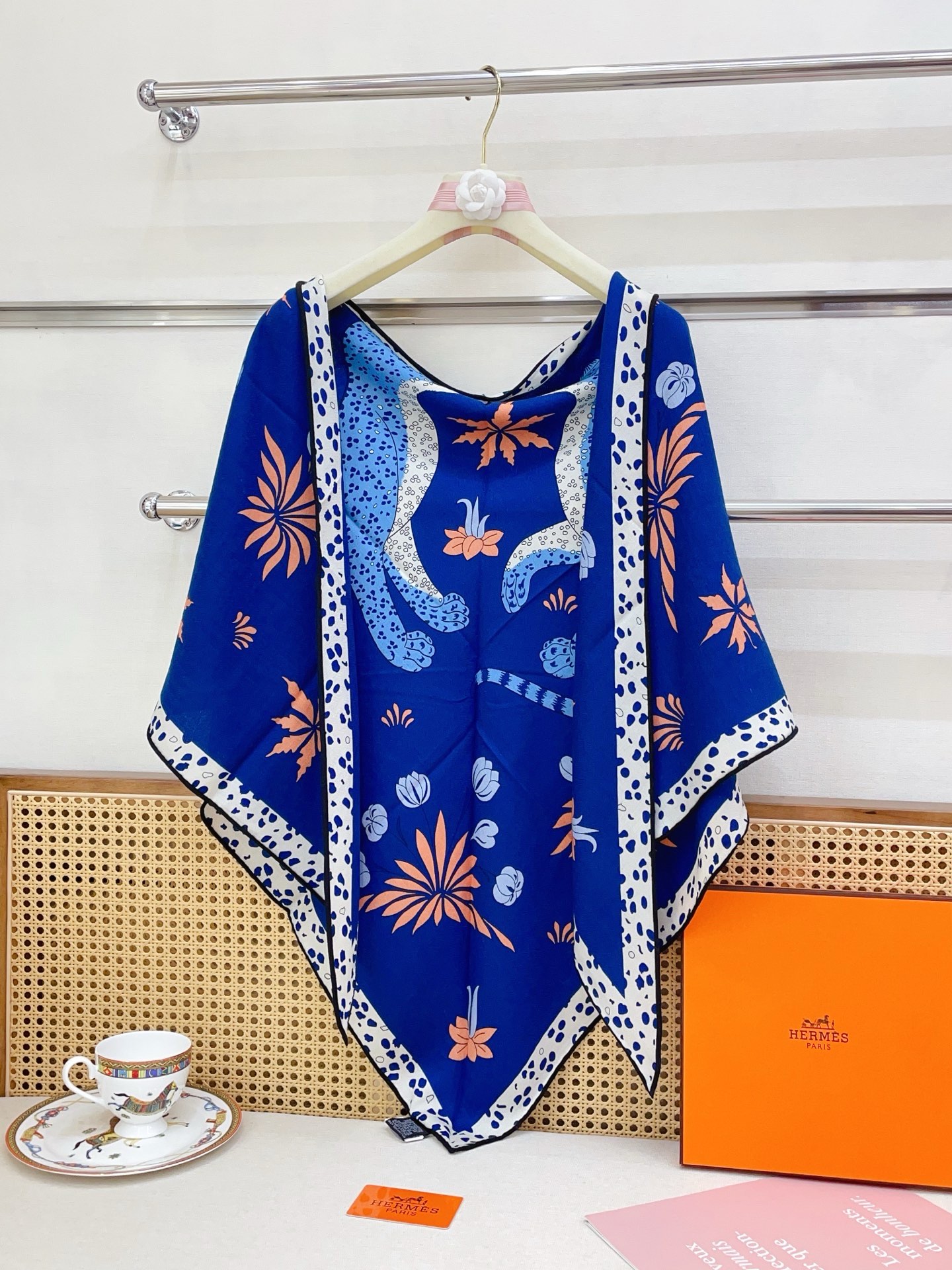 🆕 ✨✨【加厚丝毛款 双面同色】上新💏顶级H家专柜最新款【豹子🐆 大三角巾】多功能三角巾 🎀🎀，色彩明丽，格调高雅而随性