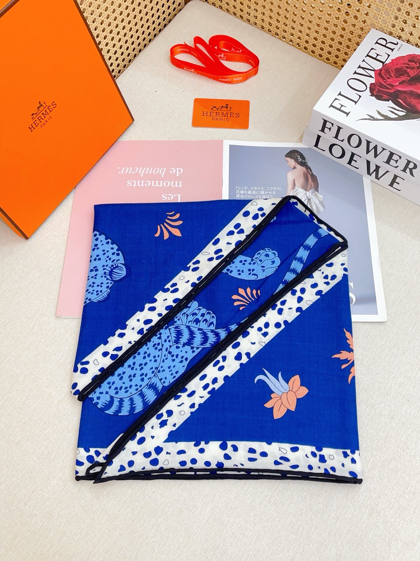 🆕 ✨✨【加厚丝毛款 双面同色】上新💏顶级H家专柜最新款【豹子🐆 大三角巾】多功能三角巾 🎀🎀，色彩明丽，格调高雅而随性