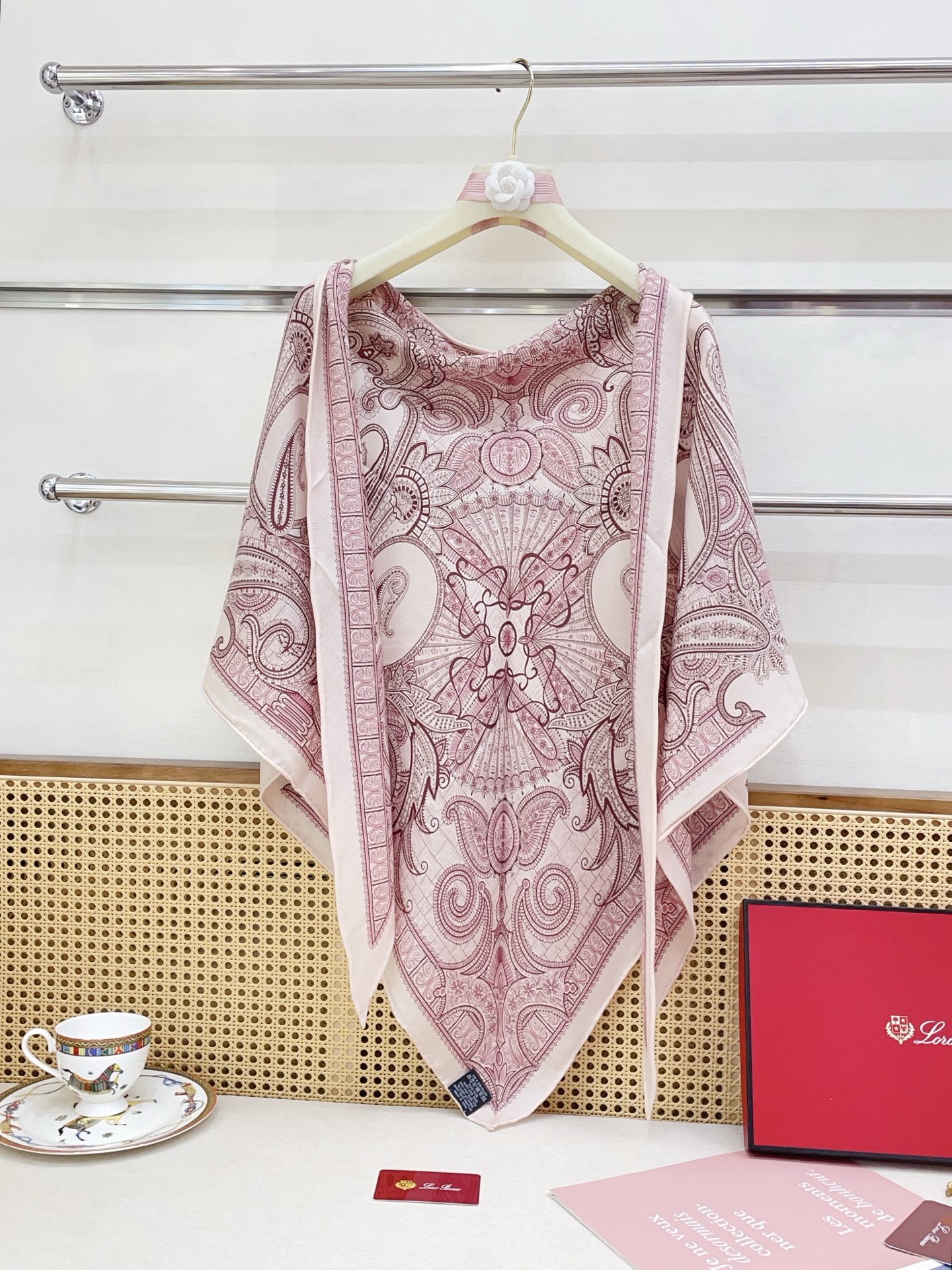 ✨✨【加厚丝毛款 双面同色】上新💏顶级LP家专柜最新款【腰果花 大三角巾】多功能三角巾 🎀🎀，色彩明丽，格调高雅而随性，