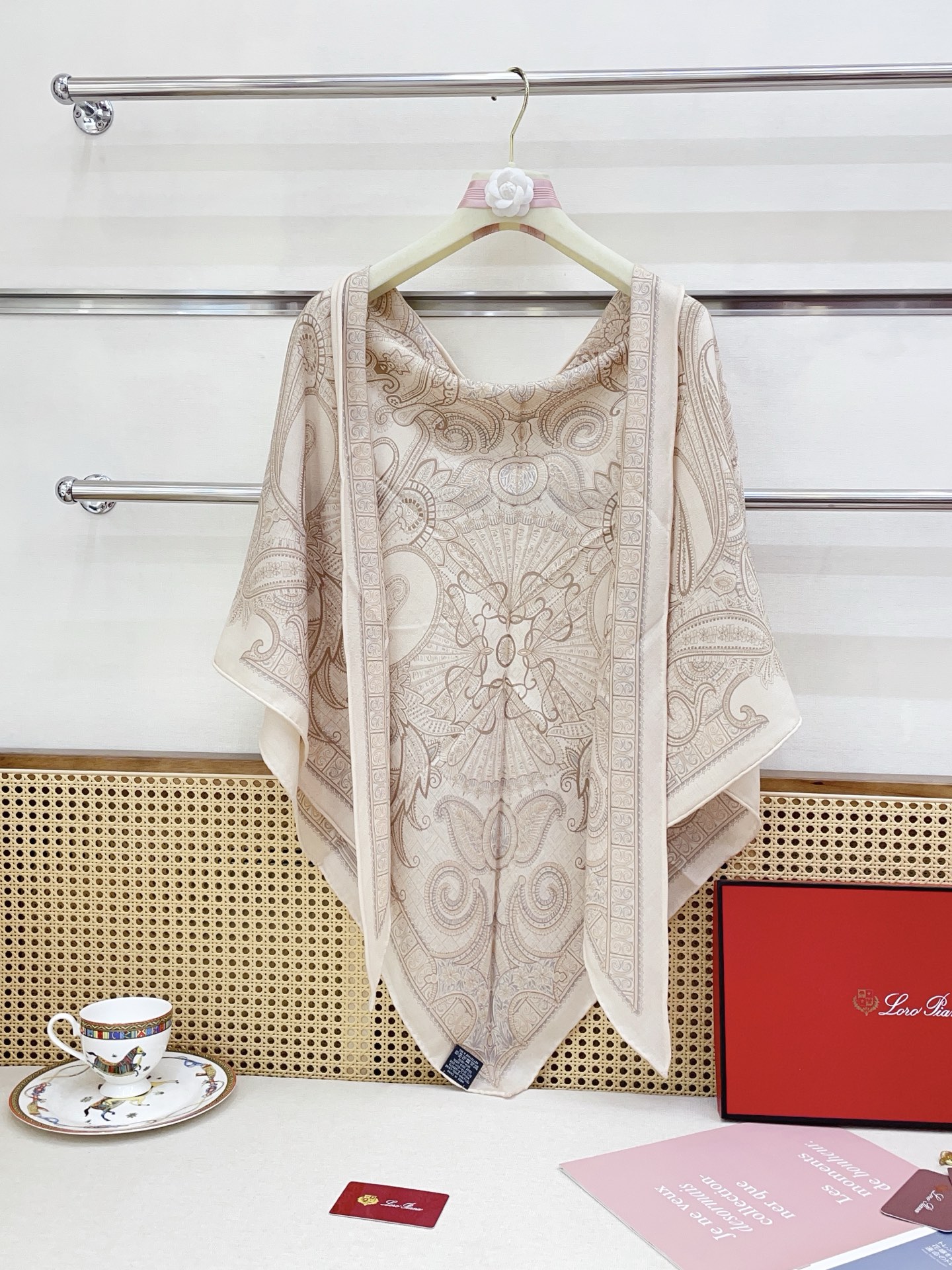 ✨✨【加厚丝毛款 双面同色】上新💏顶级LP家专柜最新款【腰果花 大三角巾】多功能三角巾 🎀🎀，色彩明丽，格调高雅而随性，