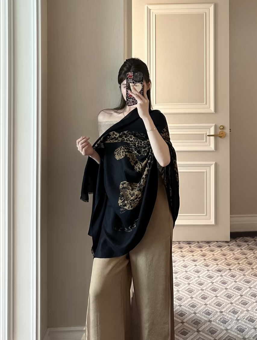 ✨✨同步上架 YSL(圣罗兰)家买了都说好看【六头豹🐆羊绒长巾】‼️推荐💕顶级工艺超值‼️专柜爆款🎁🎁羊绒长巾💟豹纹呈现 ✨✨同步上架 YSL(圣罗兰)家买了都说好看【六头豹🐆羊绒长巾】‼️推荐💕顶级工艺超值‼️专柜爆款🎁🎁羊绒长巾💟豹纹呈现