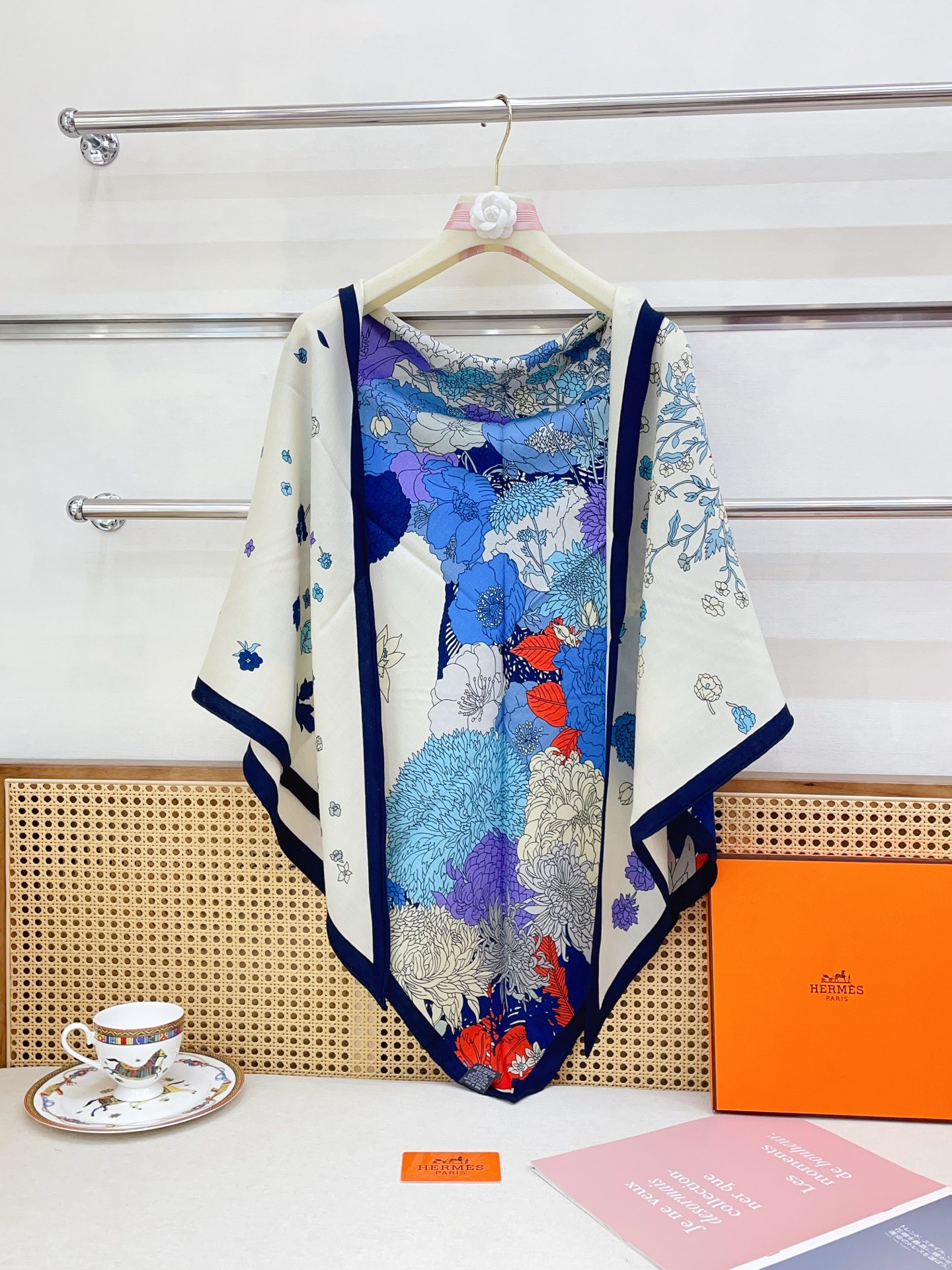 🆕 ✨✨【加厚丝毛款 双面同色】上新💏顶级H家专柜最新款【轻扬花衣大三角巾】多功能三角巾 🎀🎀，色彩明丽，格调高雅而随性