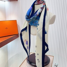 🆕 ✨✨【加厚丝毛款 双面同色】上新💏顶级H家专柜最新款【轻扬花衣大三角巾】多功能三角巾 🎀🎀,色彩明丽,格调高雅而随性 🆕 ✨✨【加厚丝毛款 双面同色】上新💏顶级H家专柜最新款【轻扬花衣大三角巾】多功能三角巾 🎀🎀,色彩明丽,格调高雅而随性