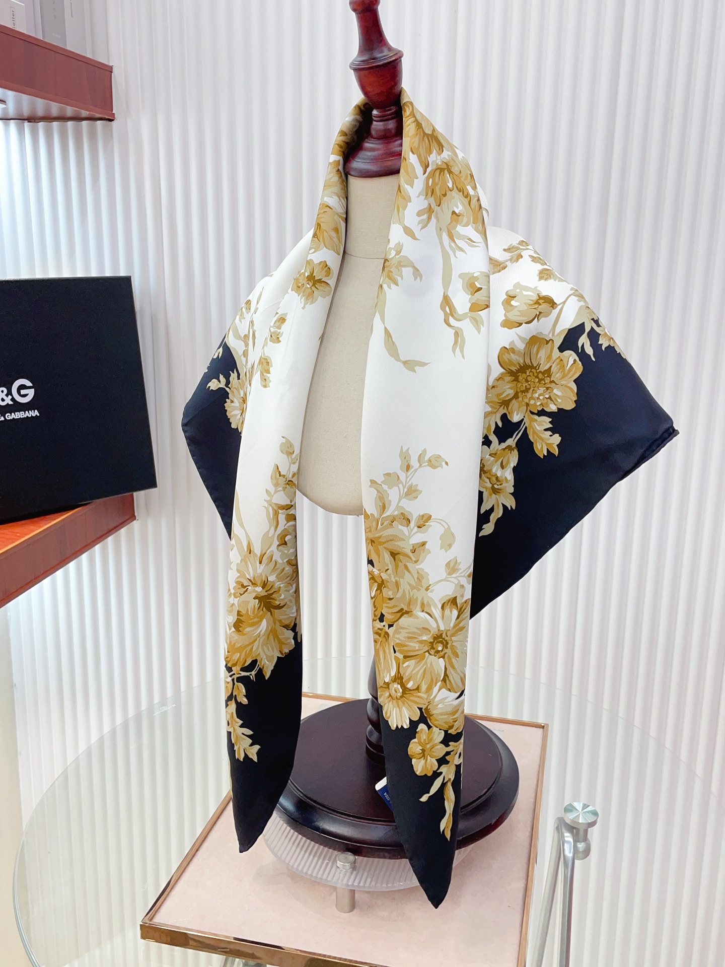 🆕 ✨✨【18姆米 双面同色】上身效果疯狂的喜欢❗️专柜也是刚刚上架的，D&G最最新款~非常有看头，这类元素一直是高级女