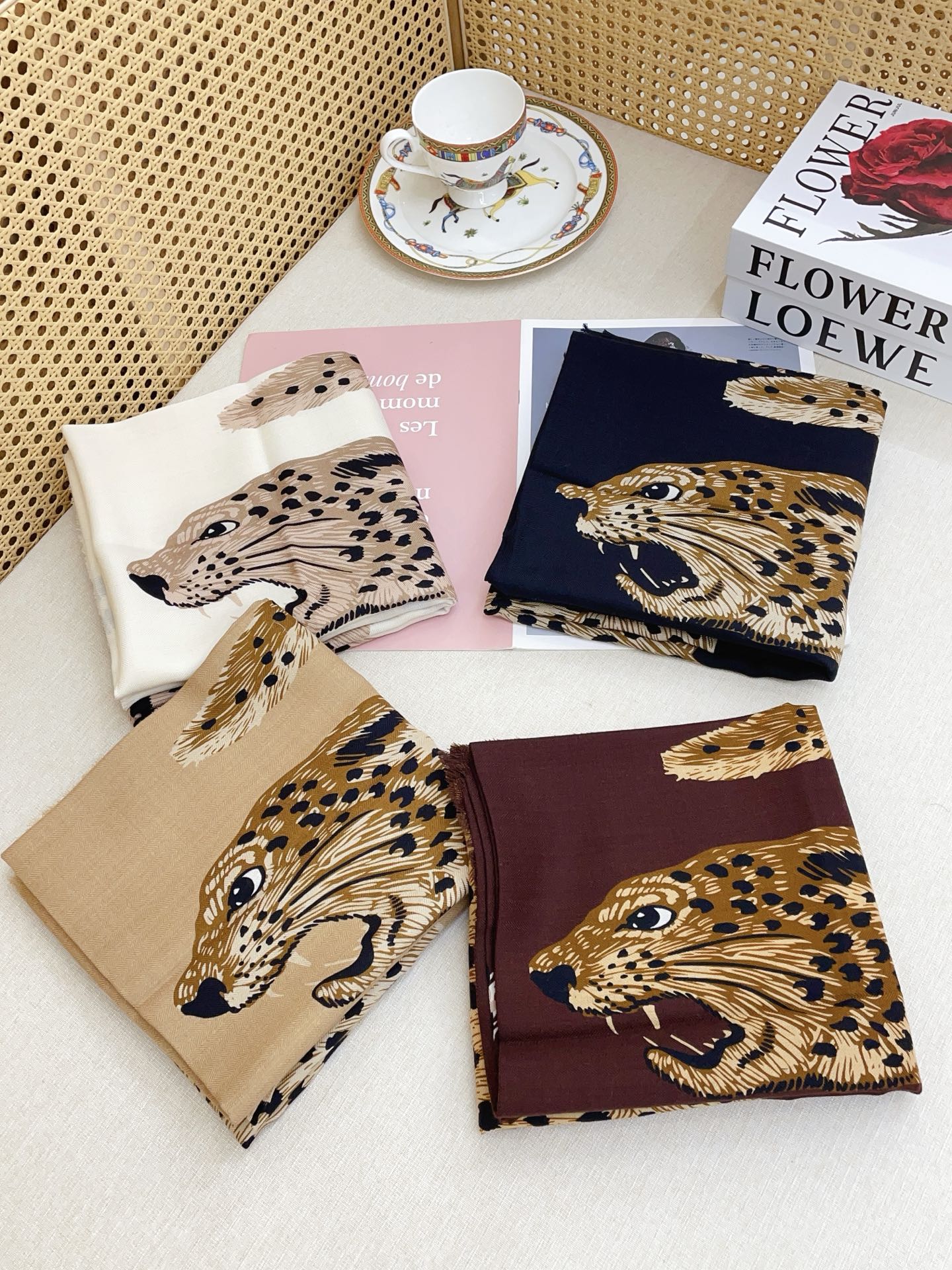 🆕 ✨✨同步上架 小红书同款 家买了都说好看【双豹子🐆羊绒长巾】‼️推荐💕顶级工艺超值‼️专柜爆款🎁🎁羊绒长巾💟豹纹呈现 🆕 ✨✨同步上架 小红书同款 家买了都说好看【双豹子🐆羊绒长巾】‼️推荐💕顶级工艺超值‼️专柜爆款🎁🎁羊绒长巾💟豹纹呈现