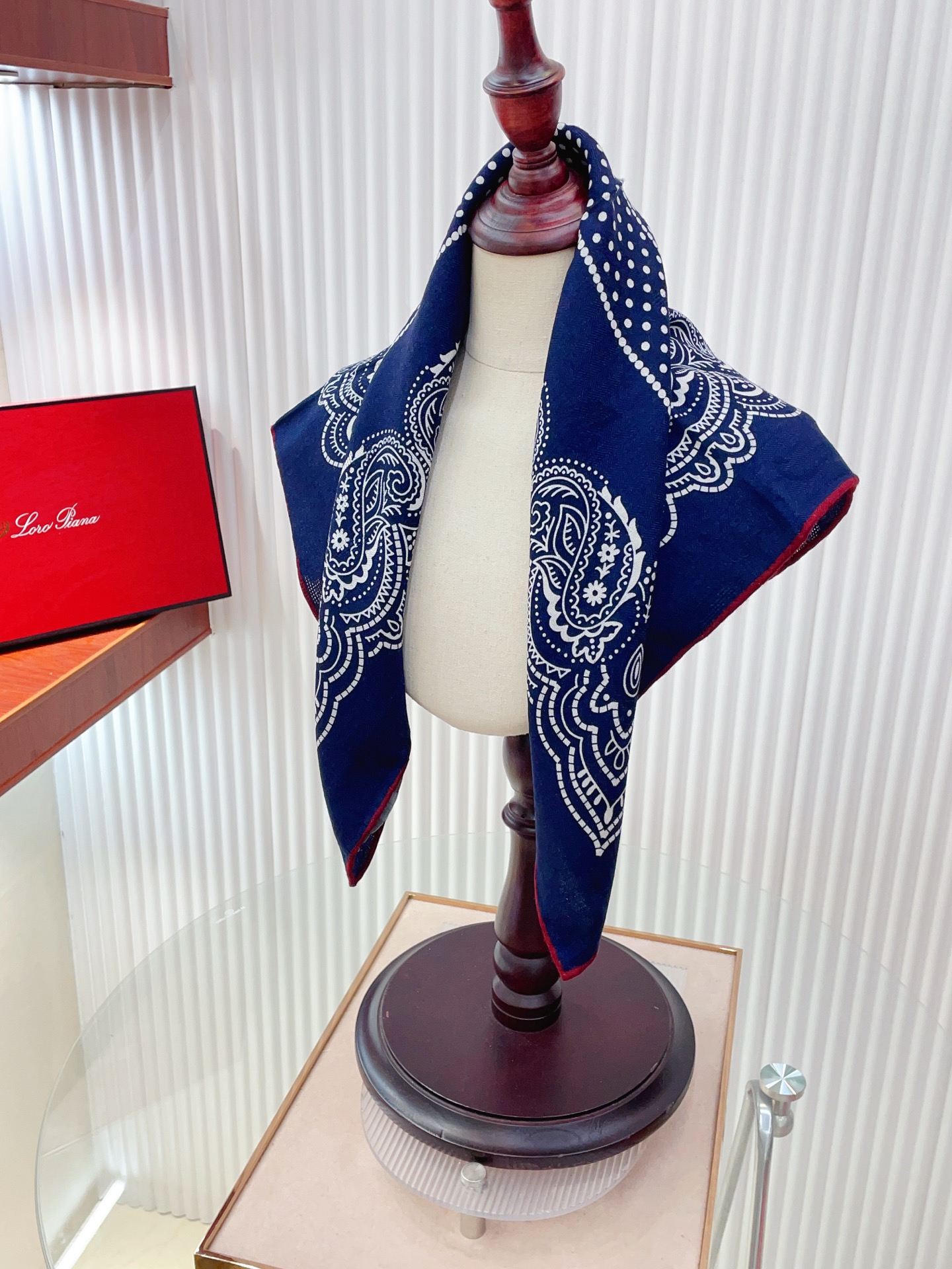 ✨✨【暗纹提花丝毛款 双面同色】新品 LP家【小方巾】春夏真丝款 随意切换造型 ,小巧又不失优雅的款式 65*65 黄金