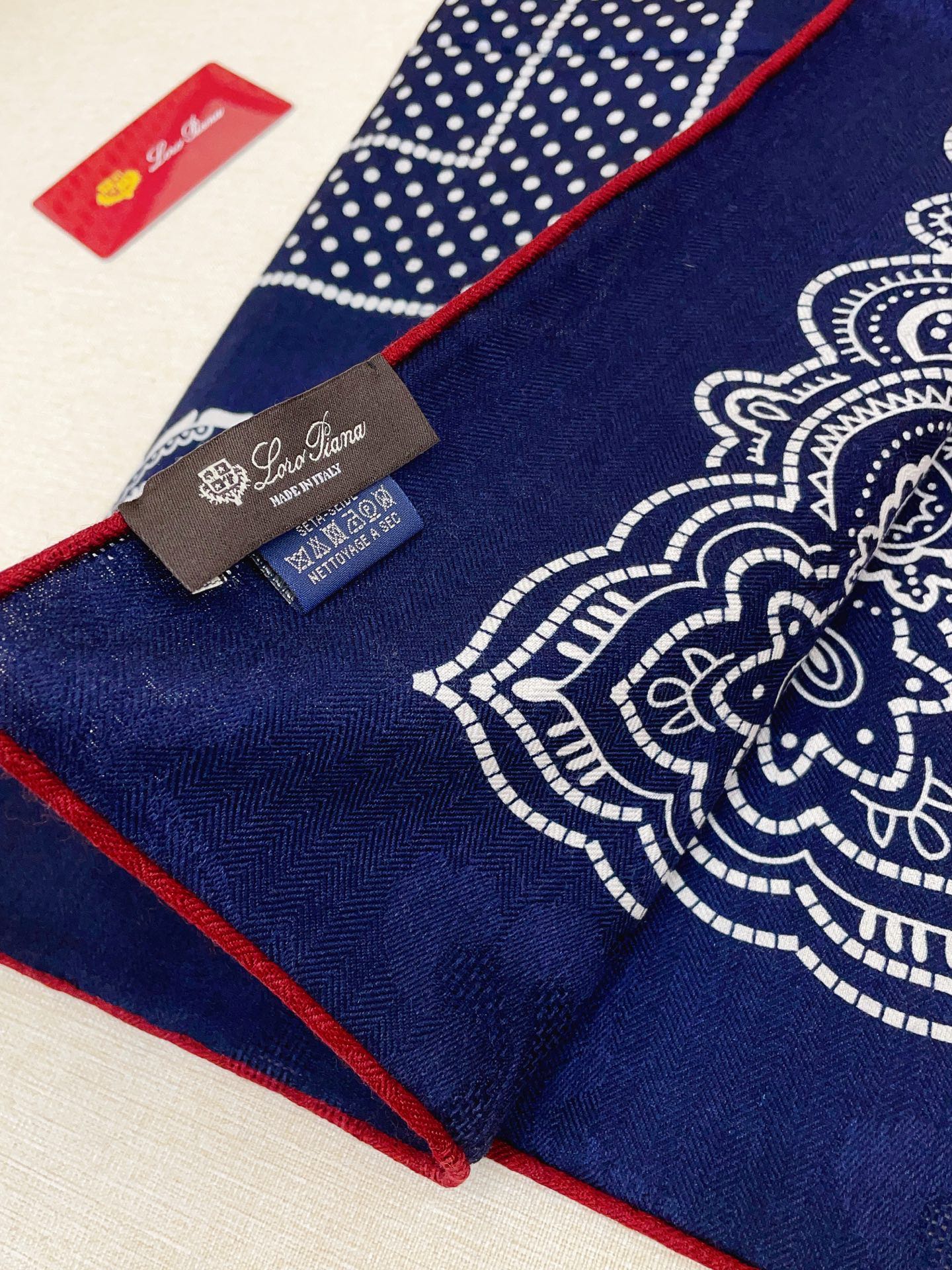 ✨✨【暗纹提花丝毛款 双面同色】新品 LP家【小方巾】春夏真丝款 随意切换造型 ,小巧又不失优雅的款式 65*65 黄金