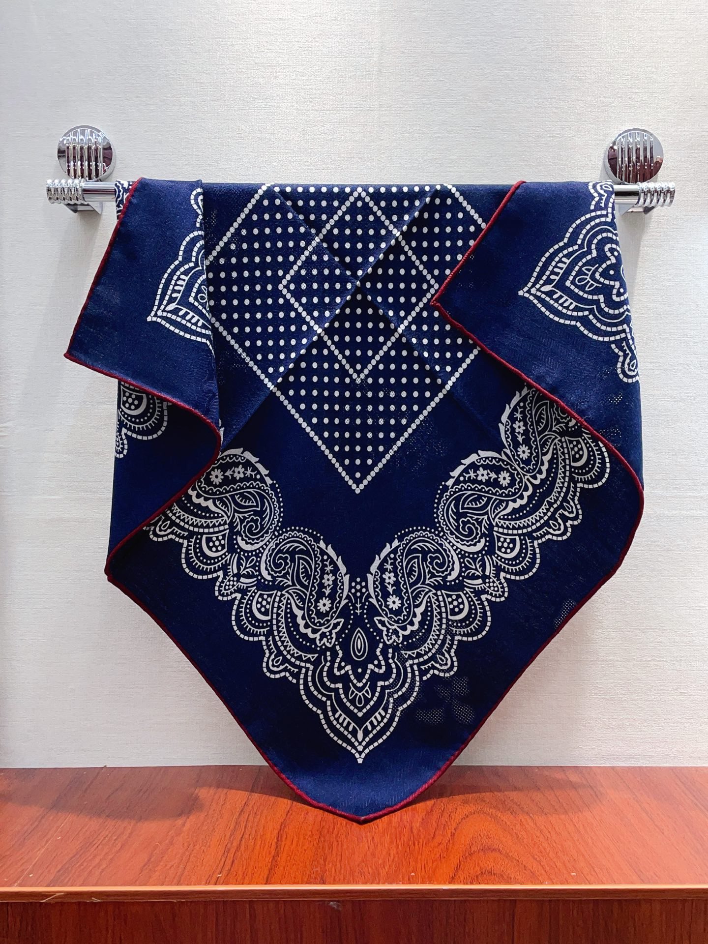 ✨✨【暗纹提花丝毛款 双面同色】新品 LP家【小方巾】春夏真丝款 随意切换造型 ,小巧又不失优雅的款式 65*65 黄金
