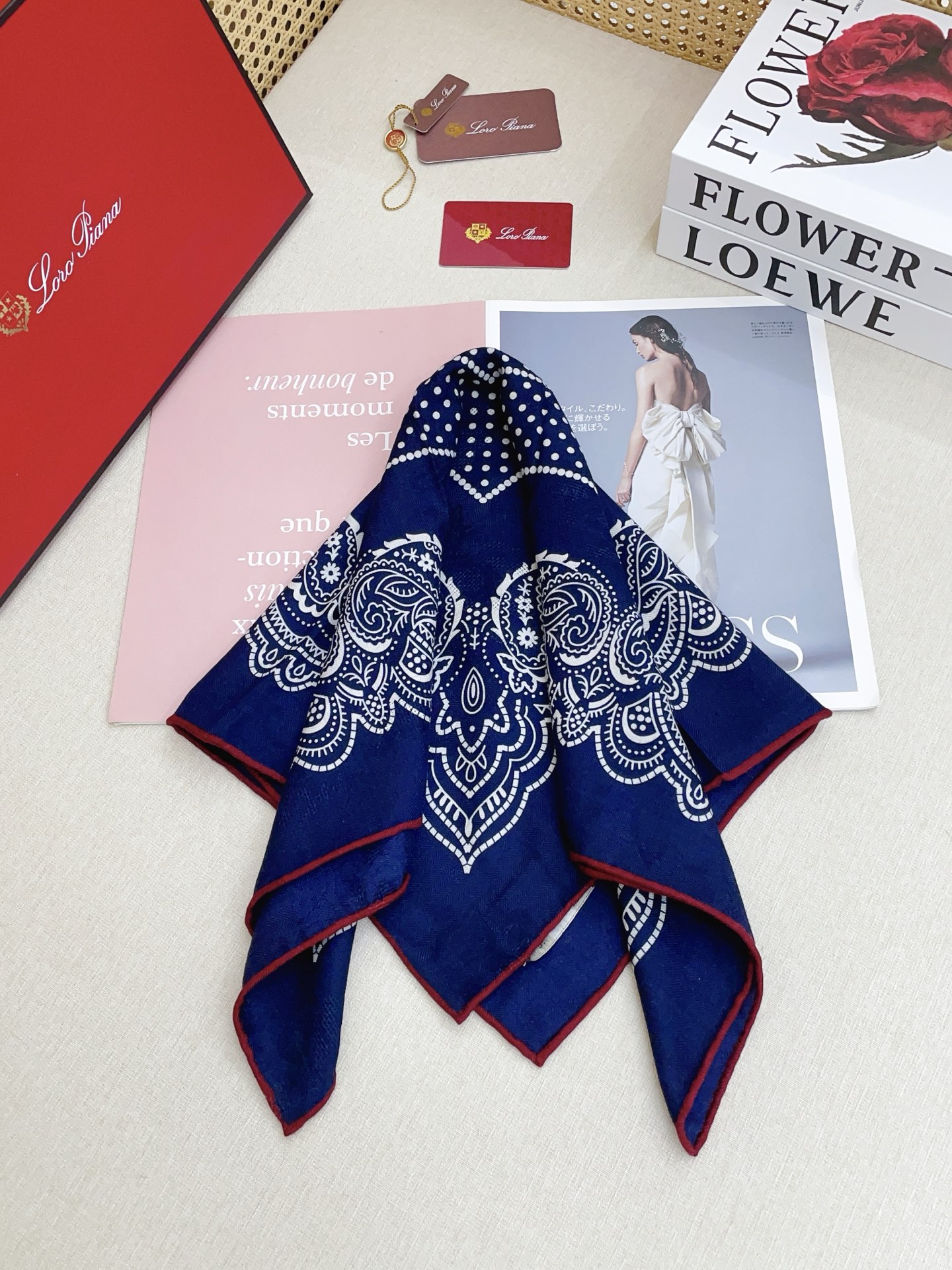 ✨✨【暗纹提花丝毛款 双面同色】新品 LP家【小方巾】春夏真丝款 随意切换造型 ,小巧又不失优雅的款式 65*65 黄金