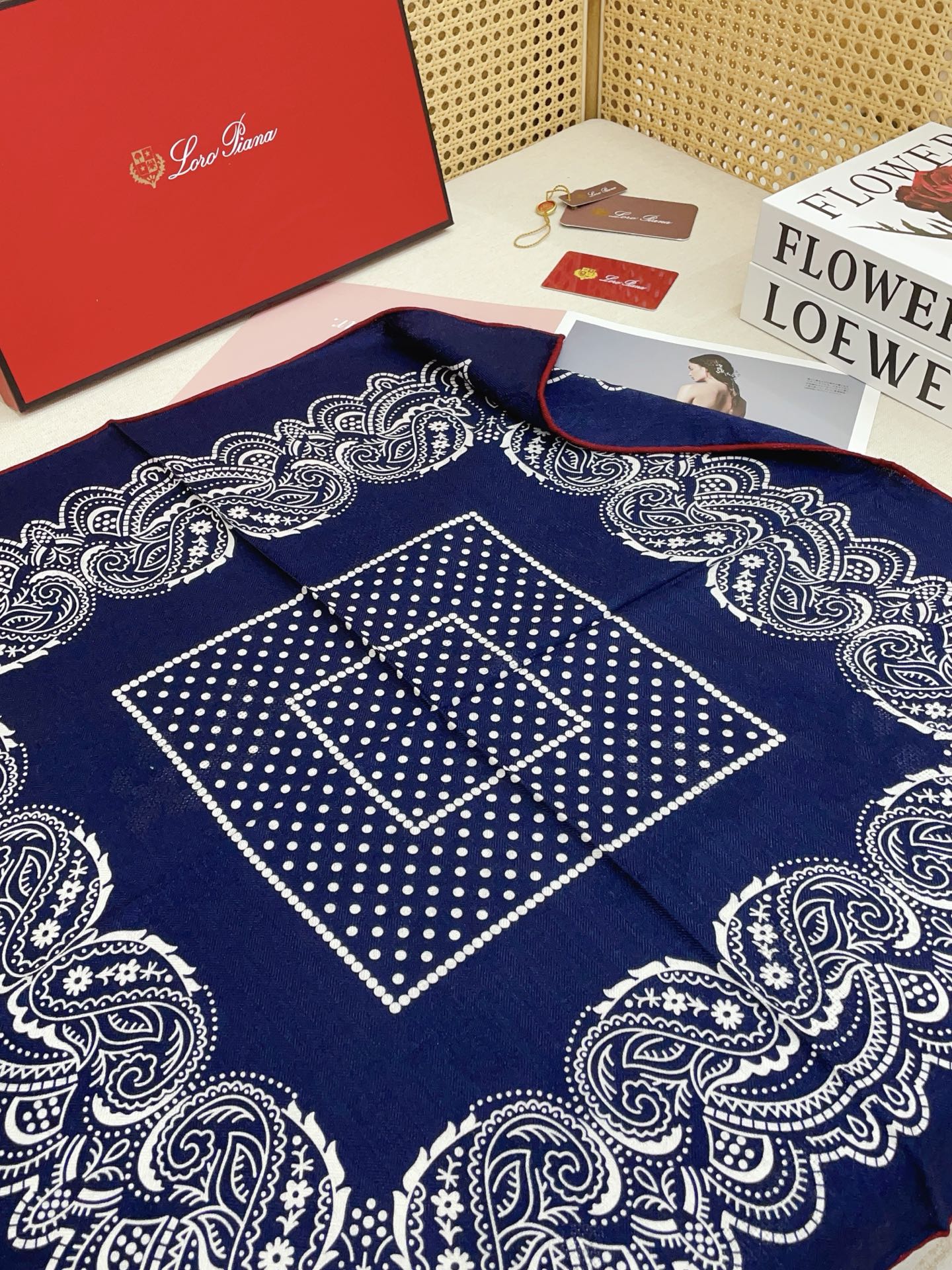 ✨✨【暗纹提花丝毛款 双面同色】新品 LP家【小方巾】春夏真丝款 随意切换造型 ,小巧又不失优雅的款式 65*65 黄金