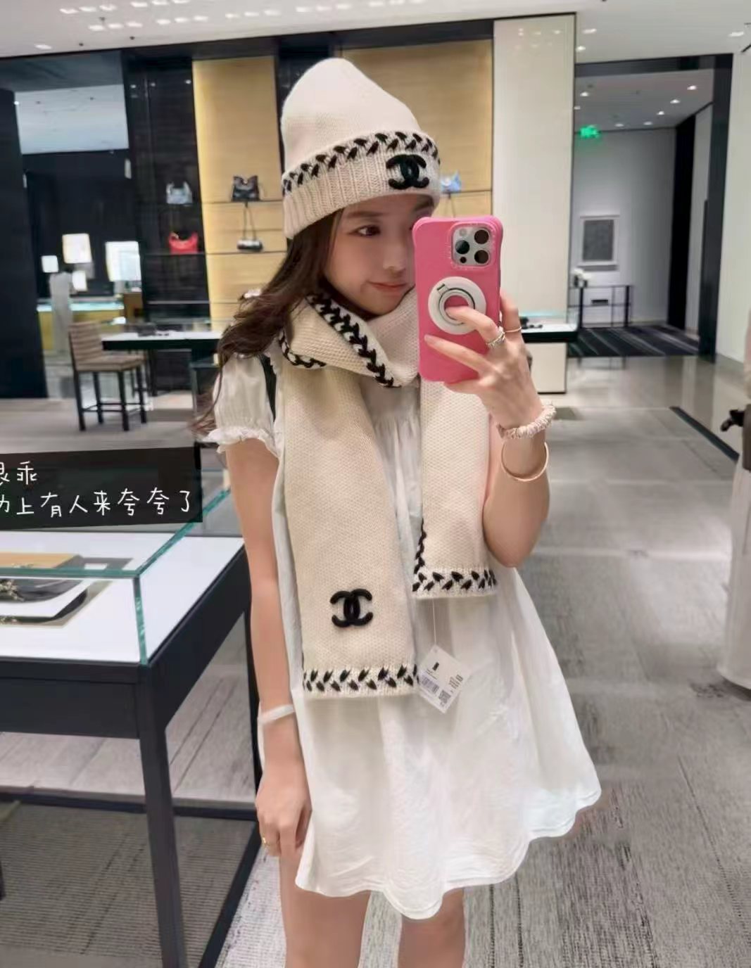 ✨✨【围巾款】▪小香难得一见的针织单品,温柔配色,超级迷恋❗️气质低调恬静又不失优雅❗️重点推荐❗️一秒心动啊!!!高级 ✨✨【围巾款】▪小香难得一见的针织单品,温柔配色,超级迷恋❗️气质低调恬静又不失优雅❗️重点推荐❗️一秒心动啊!!!高级