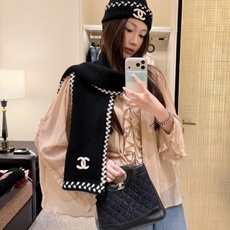 ✨✨【围巾款】▪小香难得一见的针织单品,温柔配色,超级迷恋❗️气质低调恬静又不失优雅❗️重点推荐❗️一秒心动啊!!!高级 ✨✨【围巾款】▪小香难得一见的针织单品,温柔配色,超级迷恋❗️气质低调恬静又不失优雅❗️重点推荐❗️一秒心动啊!!!高级