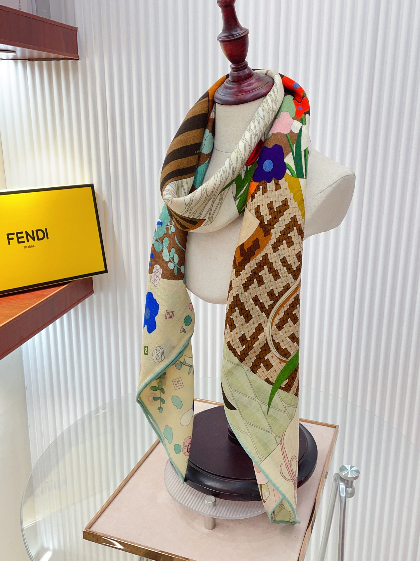 ✨✨【双面同色 丝毛款】Fendi最新的专柜主打款🧣羊绒大方巾💟 度假及日常都非常好搭配的款😍订单私流 】一看到就想去 ✨✨【双面同色 丝毛款】Fendi最新的专柜主打款🧣羊绒大方巾💟 度假及日常都非常好搭配的款😍订单私流 】一看到就想去