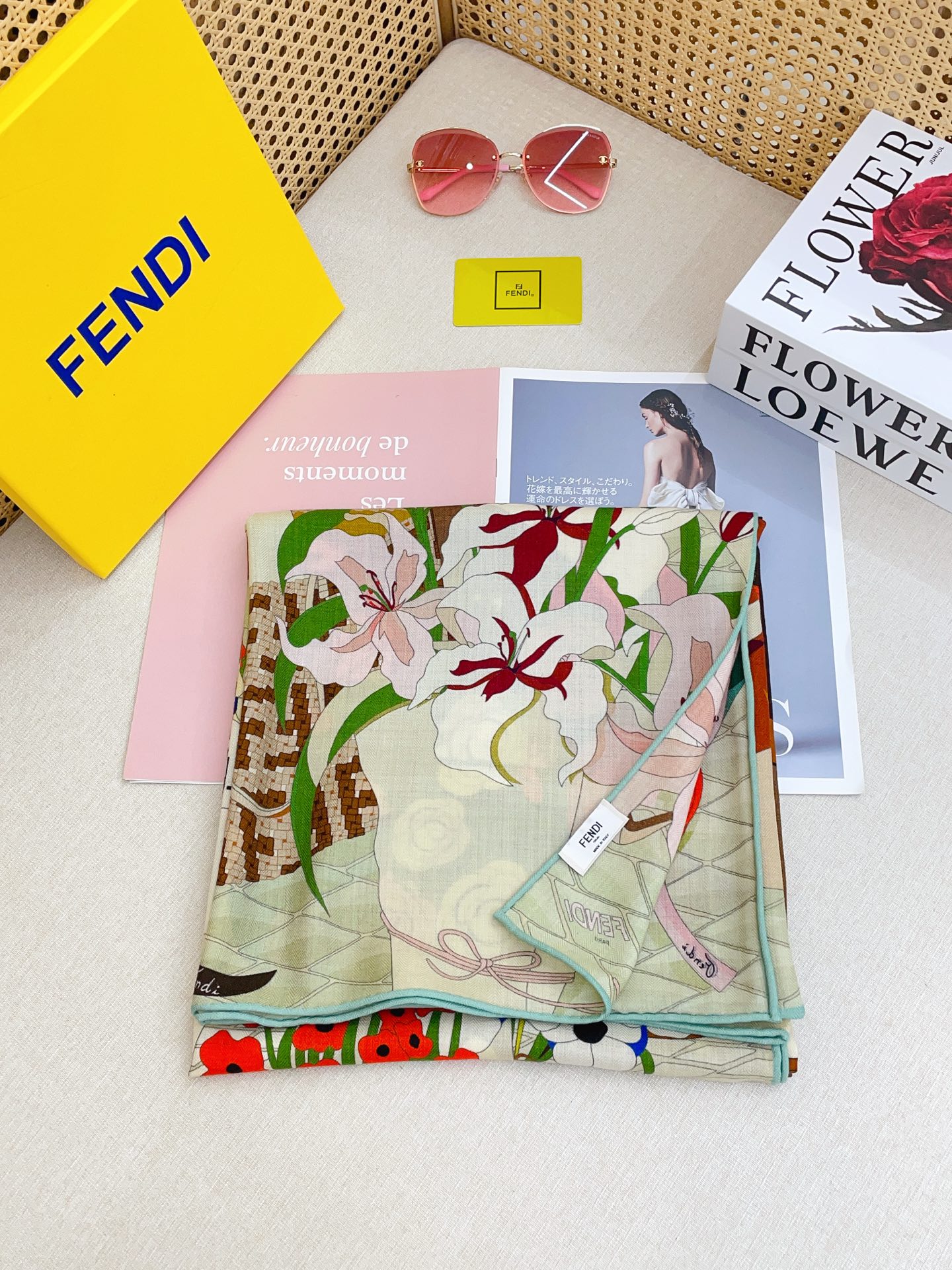 ✨✨【双面同色 丝毛款】Fendi最新的专柜主打款🧣羊绒大方巾💟 度假及日常都非常好搭配的款😍订单私流  】一看到就想去