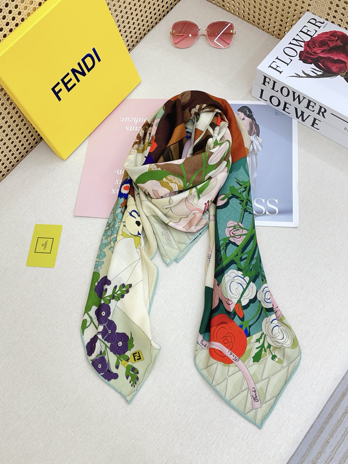 ✨✨【双面同色 丝毛款】Fendi最新的专柜主打款🧣羊绒大方巾💟 度假及日常都非常好搭配的款😍订单私流  】一看到就想去