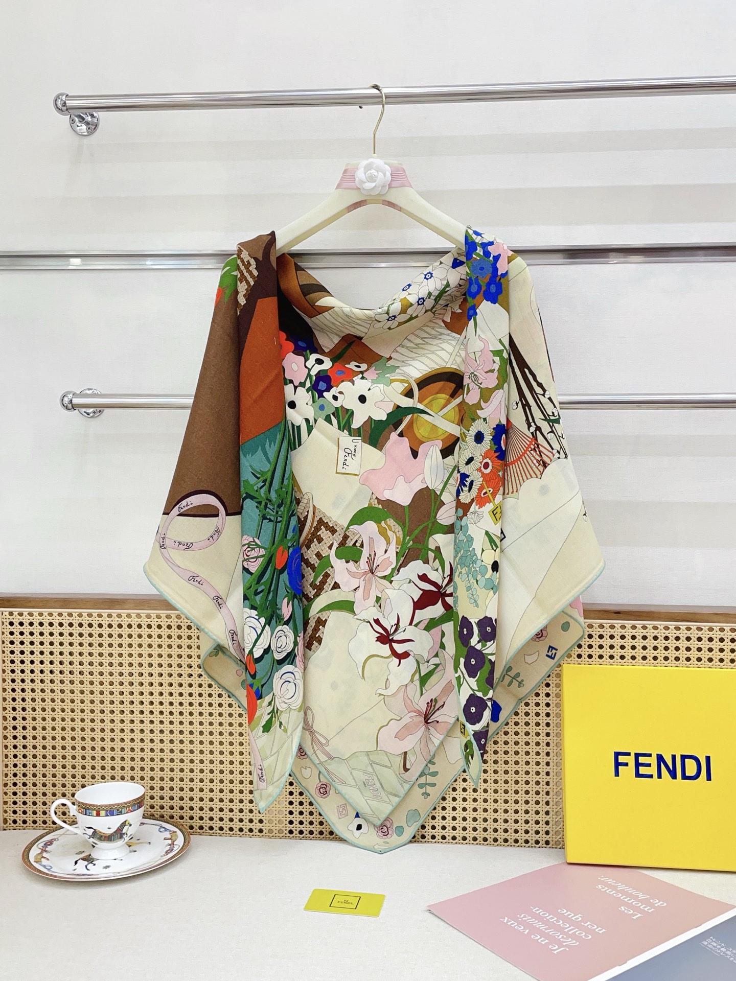 ✨✨【双面同色 丝毛款】Fendi最新的专柜主打款🧣羊绒大方巾💟 度假及日常都非常好搭配的款😍订单私流  】一看到就想去