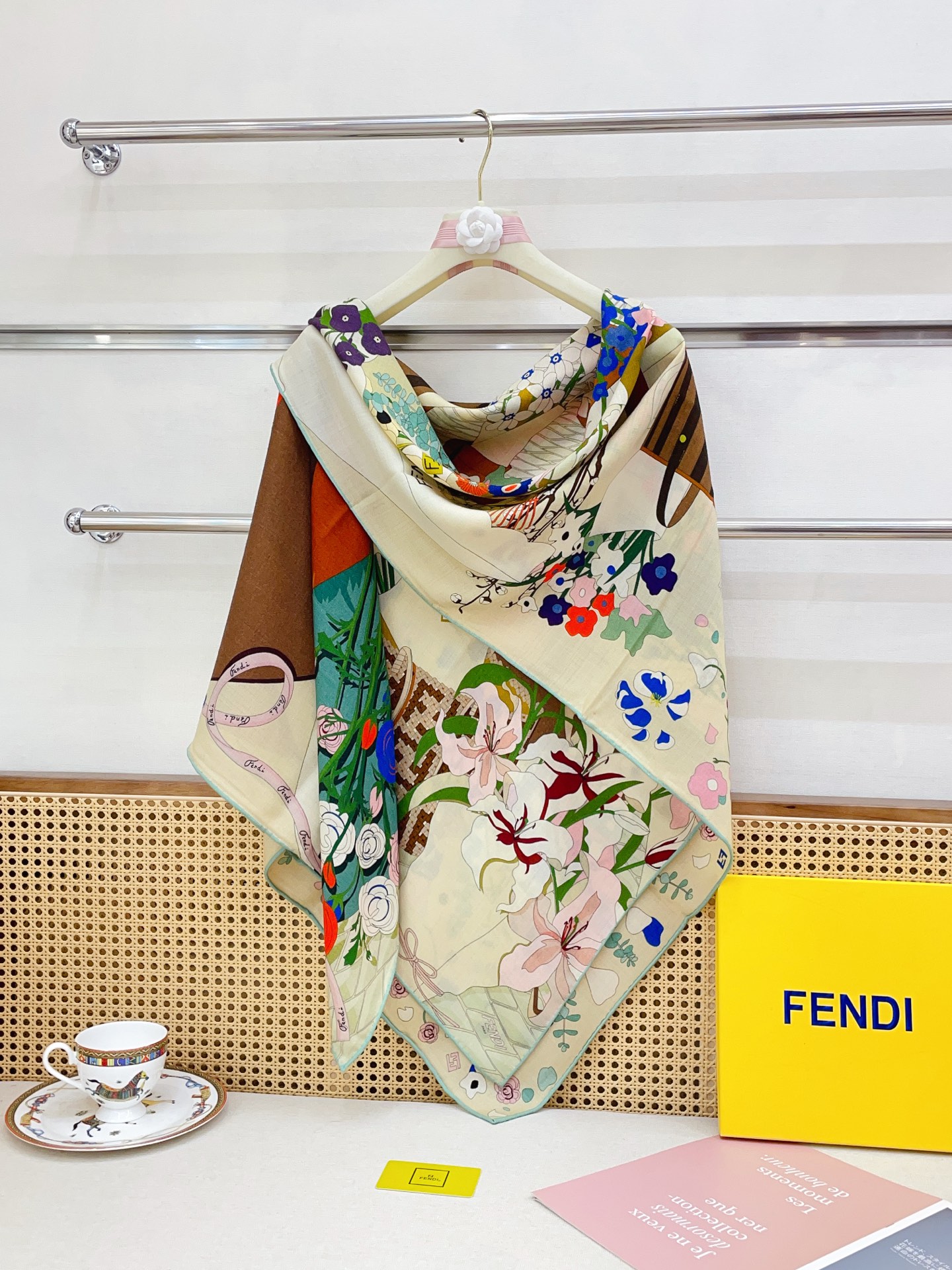 ✨✨【双面同色 丝毛款】Fendi最新的专柜主打款🧣羊绒大方巾💟 度假及日常都非常好搭配的款😍订单私流  】一看到就想去