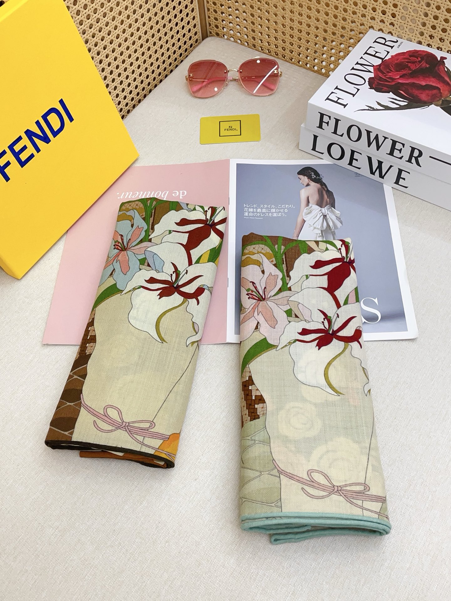 ✨✨【双面同色 丝毛款】Fendi最新的专柜主打款🧣羊绒大方巾💟 度假及日常都非常好搭配的款😍订单私流  】一看到就想去