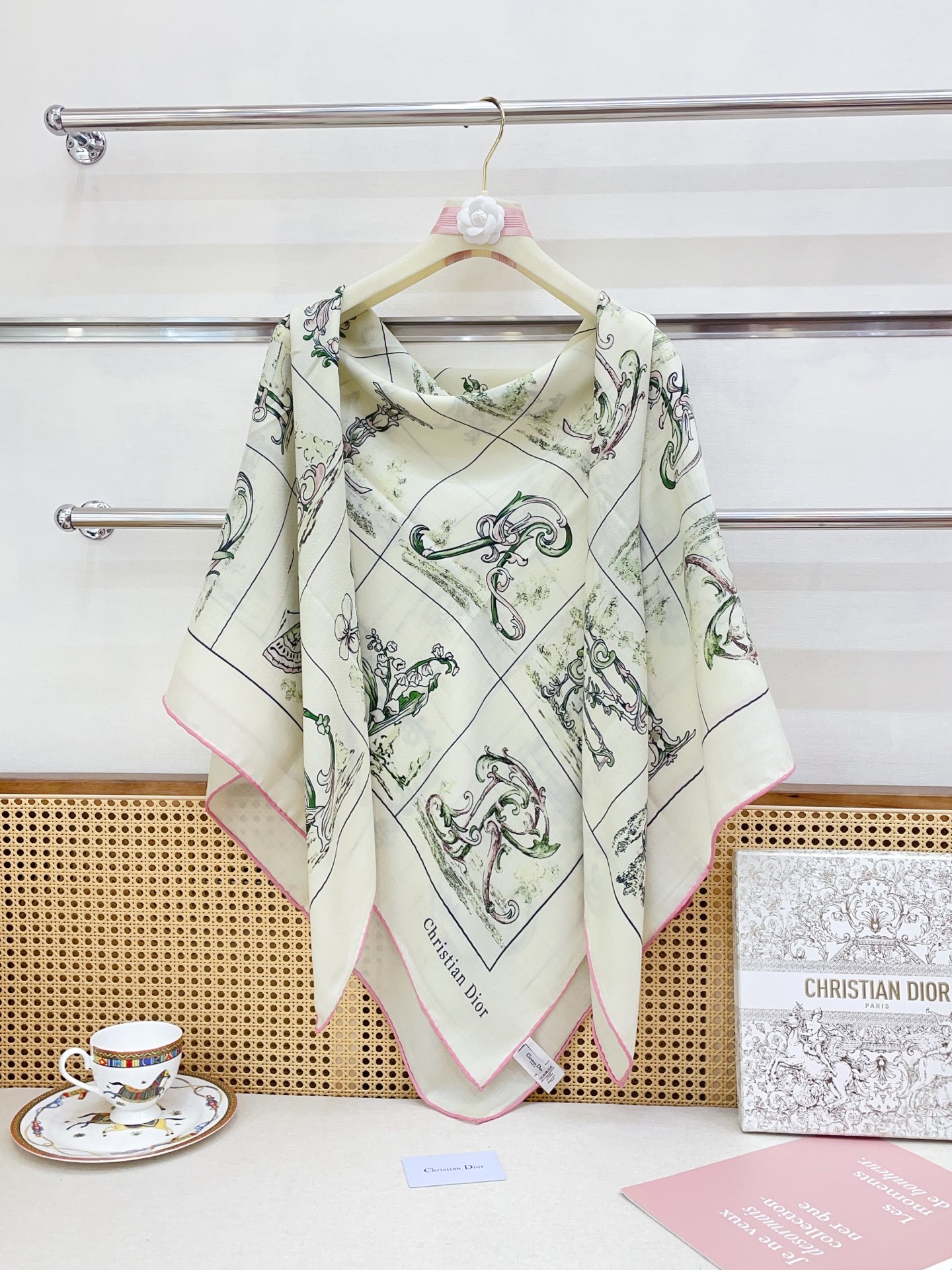 ✨✨【双面同色 丝毛款】新款🧣CD家羊绒新款 买了都说好看‼️推荐💕双面同色羊绒方巾‼️D家ZG爆款🎁💟立体呈现图案纹路 ✨✨【双面同色 丝毛款】新款🧣CD家羊绒新款 买了都说好看‼️推荐💕双面同色羊绒方巾‼️D家ZG爆款🎁💟立体呈现图案纹路