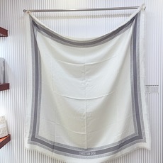 ✨✨𝐃𝐈𝐎𝐑 书签字母提花披肩 Size:140x140cm 成分93%山羊绒,7%初剪羊毛 高级米色Oblique ✨✨𝐃𝐈𝐎𝐑 书签字母提花披肩 Size:140x140cm 成分93%山羊绒,7%初剪羊毛 高级米色Oblique