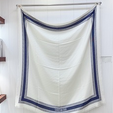✨✨𝐃𝐈𝐎𝐑 书签字母提花披肩 Size:140x140cm 成分93%山羊绒,7%初剪羊毛 高级米色Oblique ✨✨𝐃𝐈𝐎𝐑 书签字母提花披肩 Size:140x140cm 成分93%山羊绒,7%初剪羊毛 高级米色Oblique