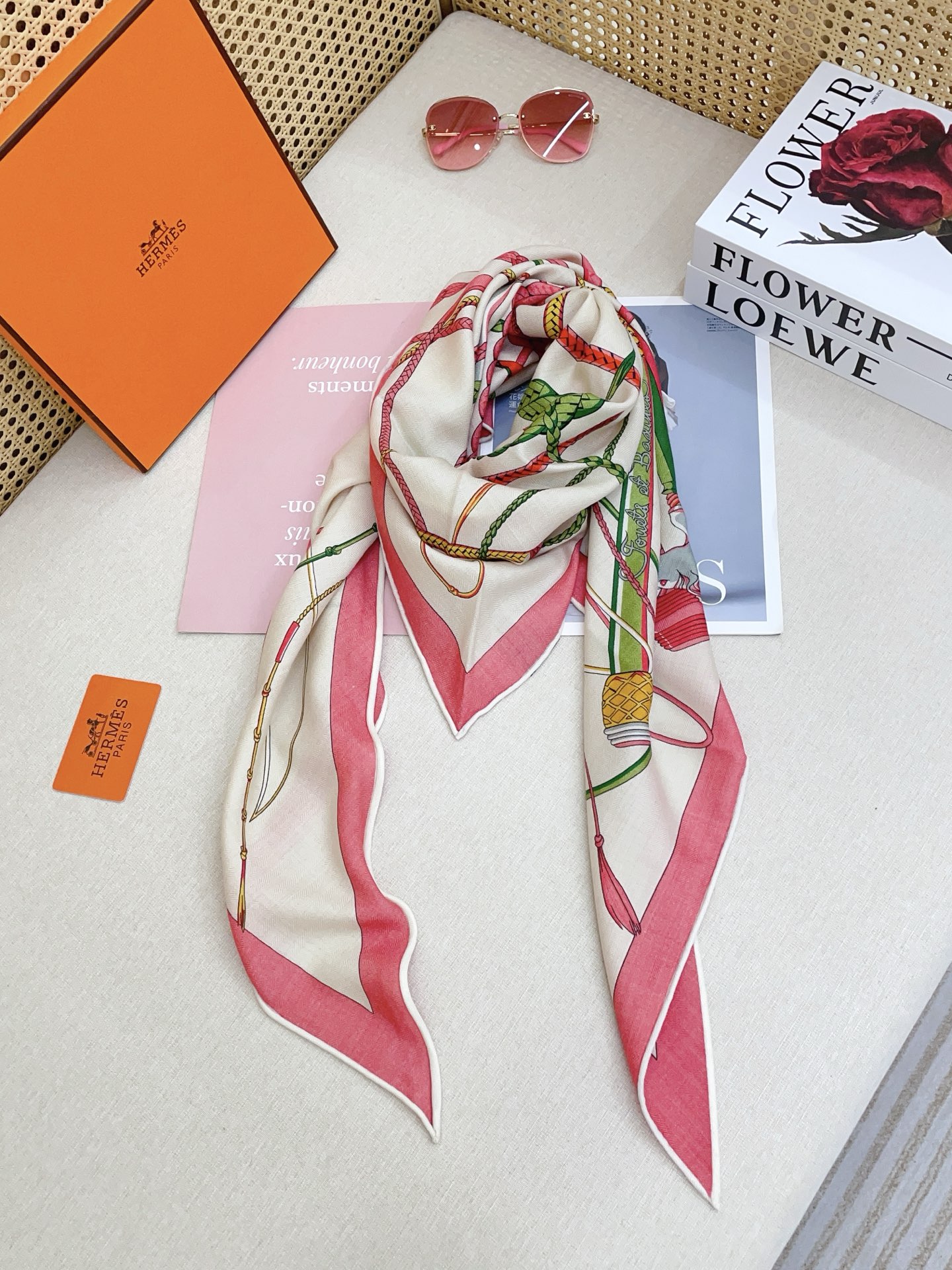 ✨✨【加厚丝毛款 双面同色】上新💏顶级H家专柜最新款【猎鞭与手杖大 三角巾】多功能三角巾 🎀🎀，色彩明丽，格调高雅而随性